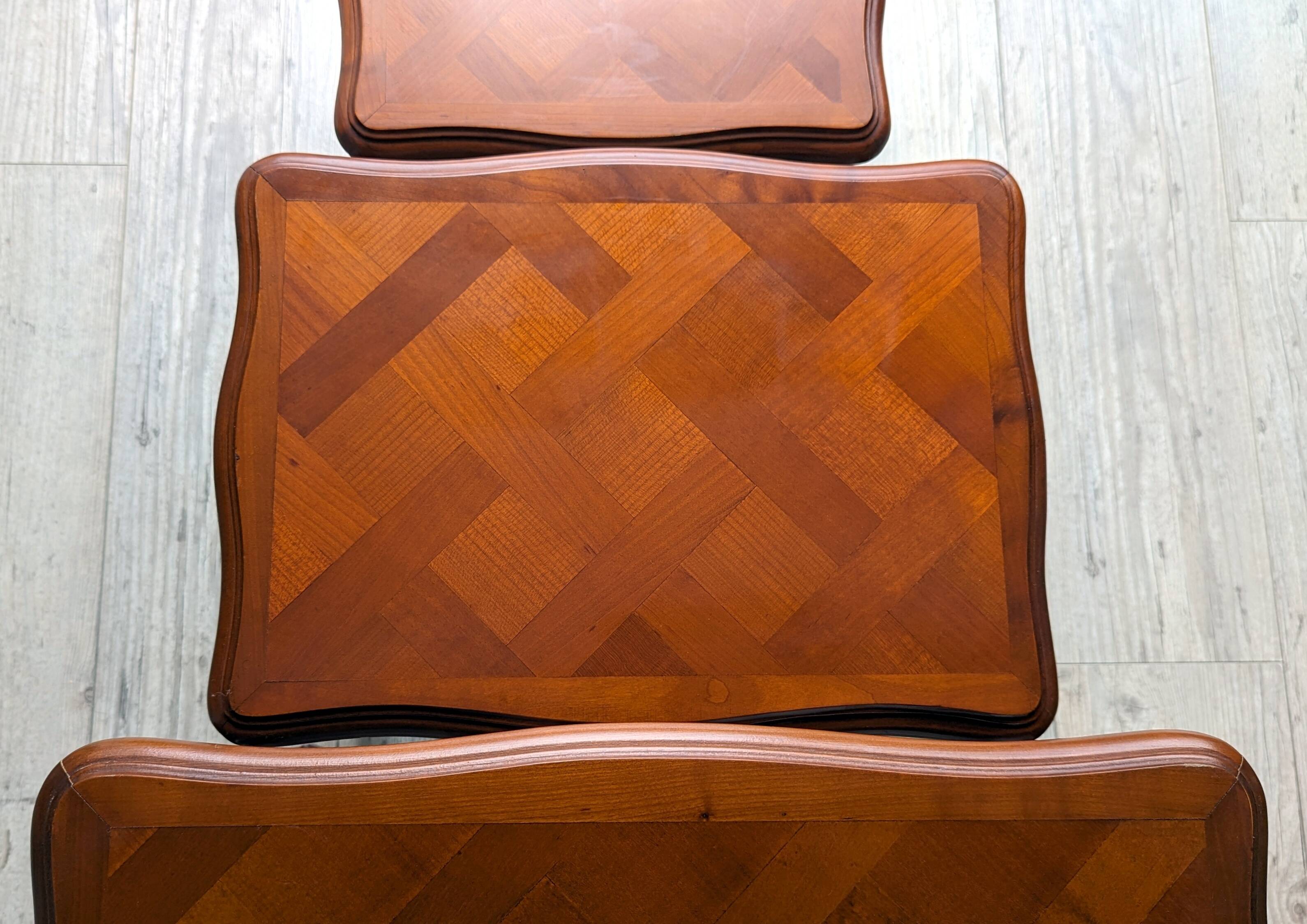Lot de 3 tables gigognes - style Louis XV - merisier - décor marqueterie motif parquet (parqueterie)