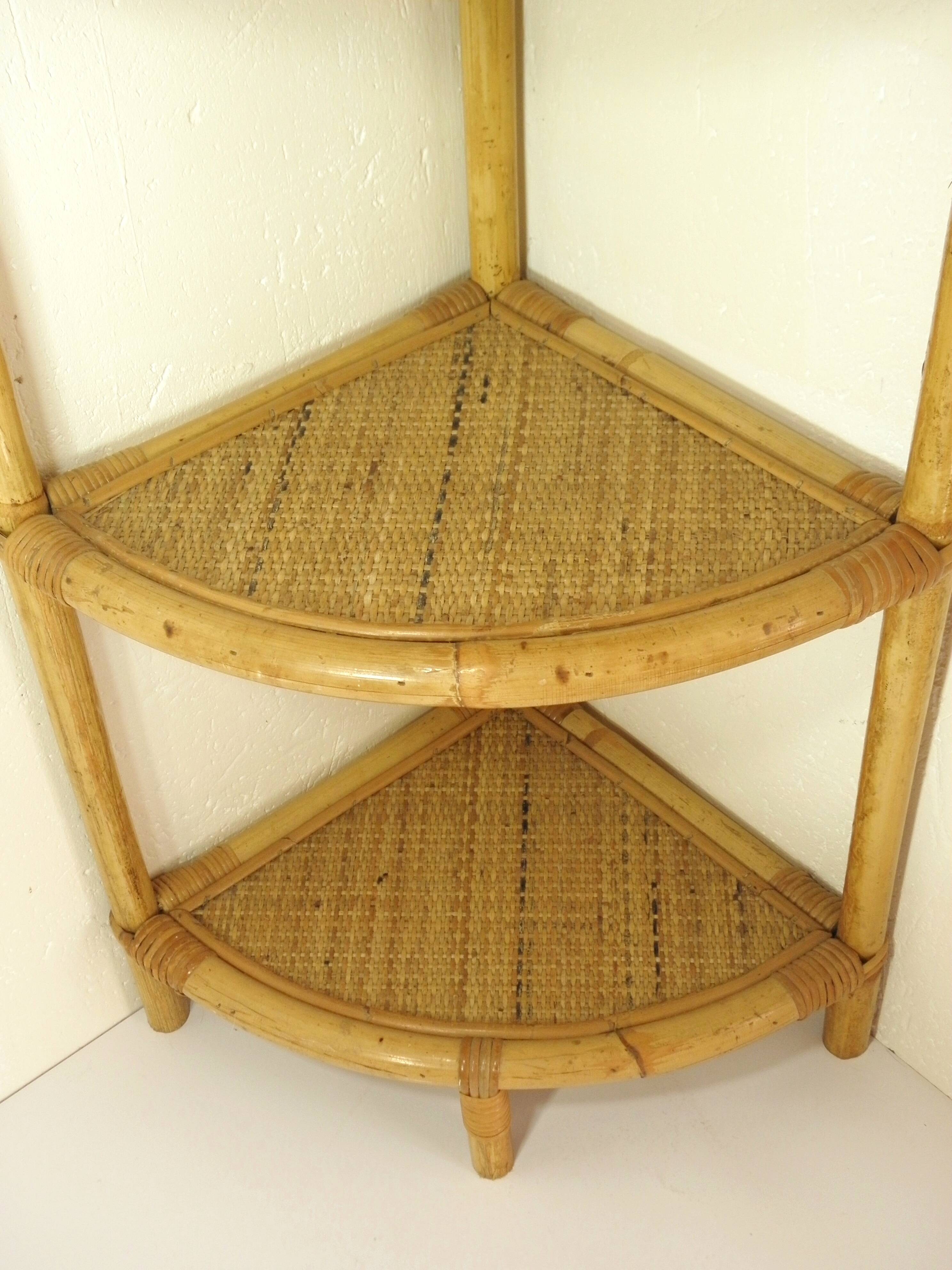 Corner shelf in rattan