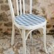 Chaise bistrot vintage Baumann blanche et vichy bleu