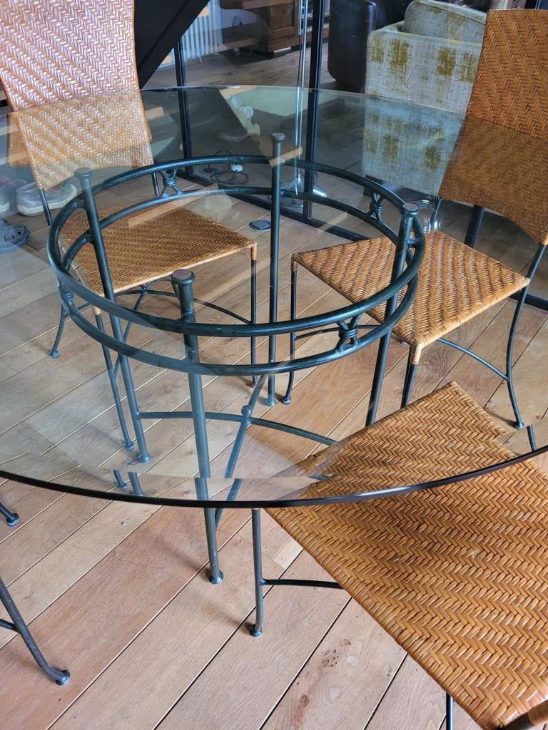 Glass and metal table and its 4 wicker chairs and glass Roche Bobois