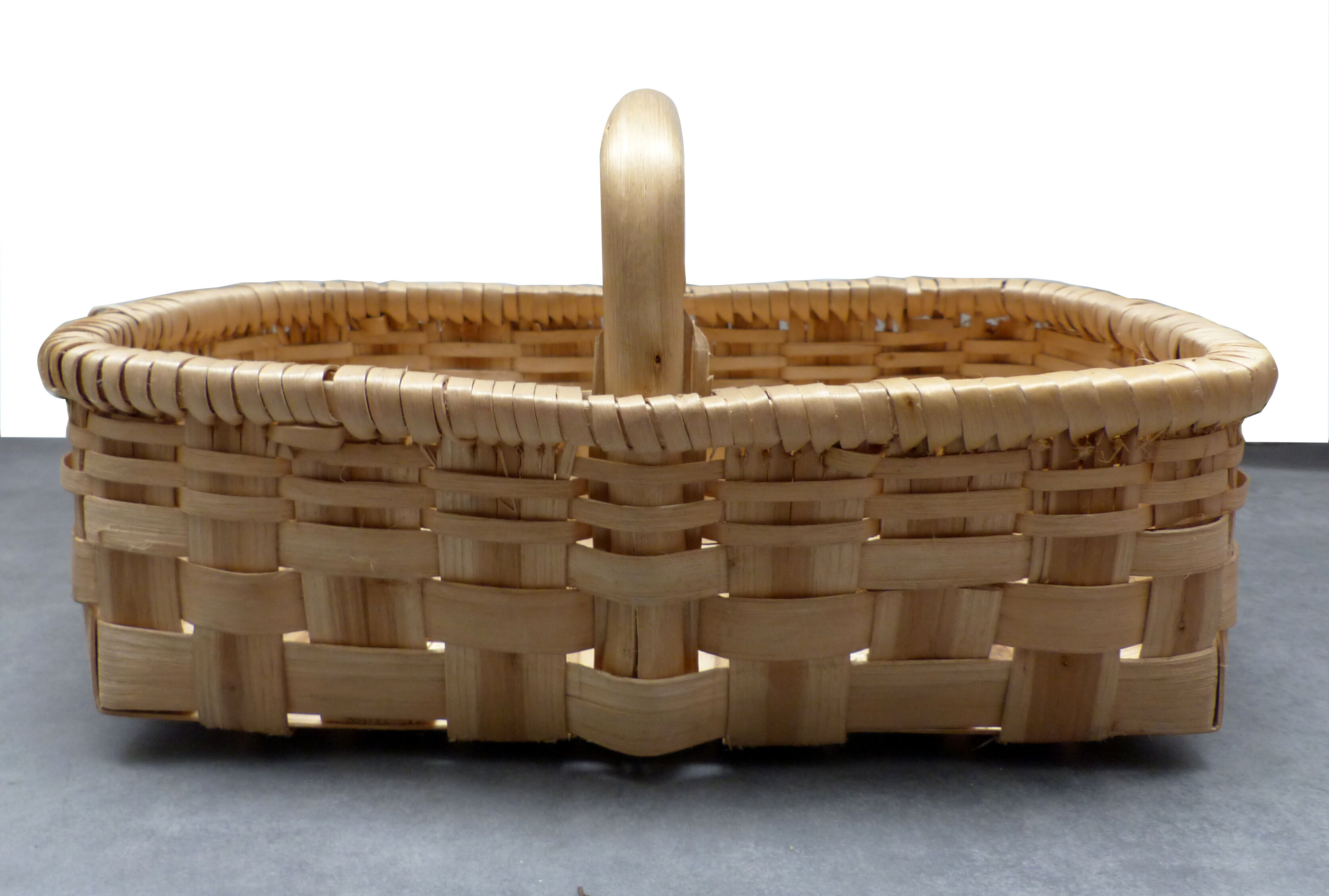 Vintage flat basket with handle