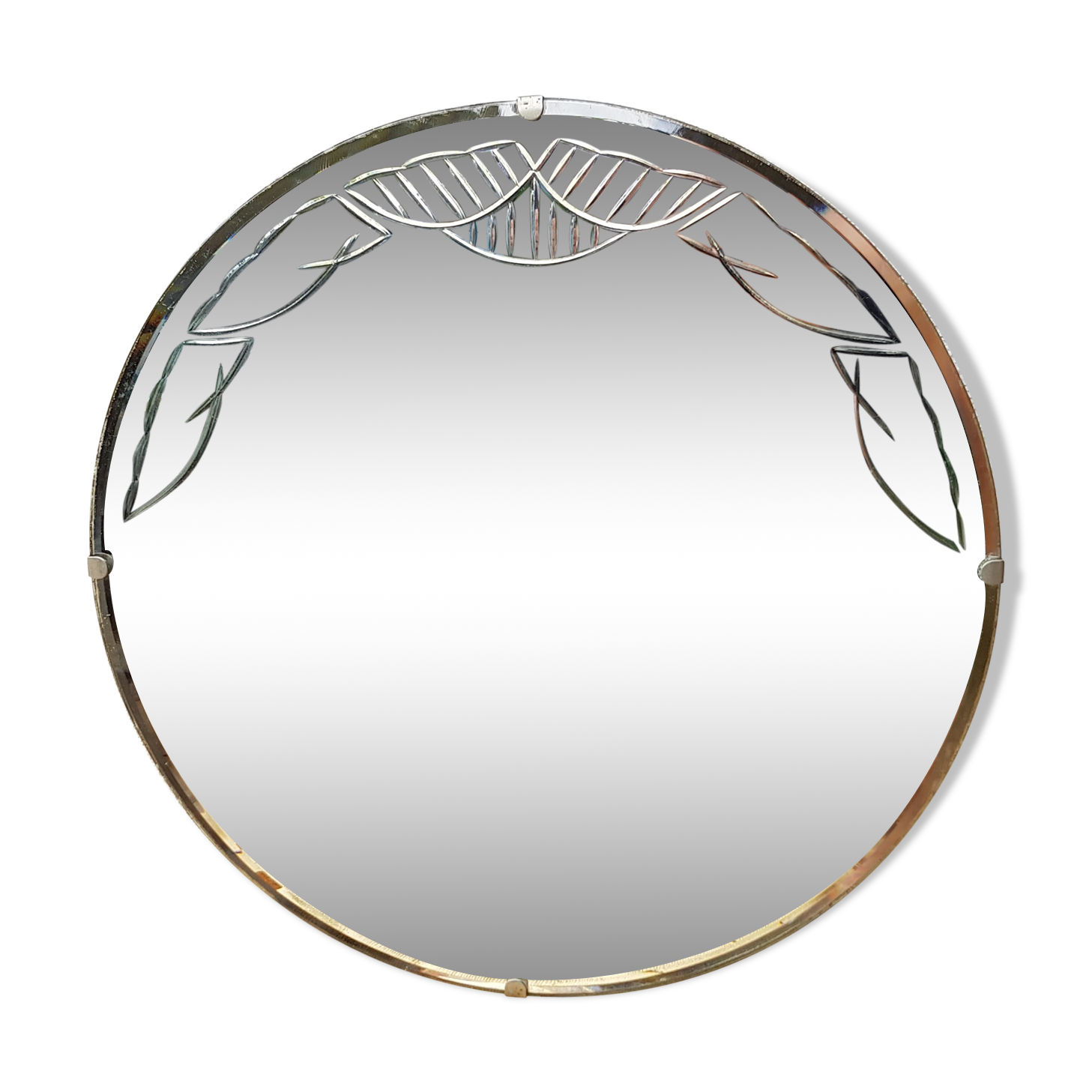 Bevelled and chiseled round mirror