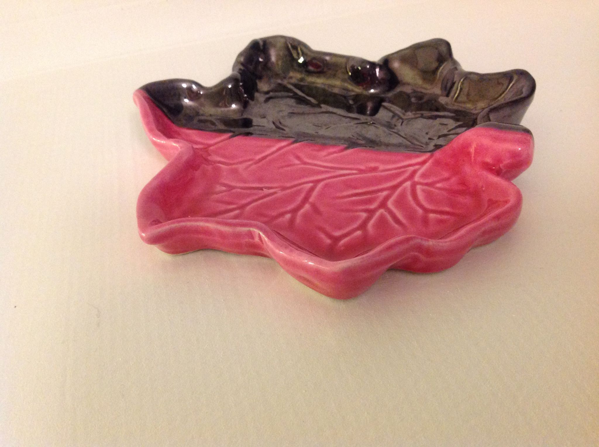 Vide poche feuille noire et rose de Vallauris années 60