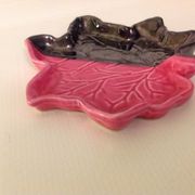 Vide poche feuille noire et rose de Vallauris années 60