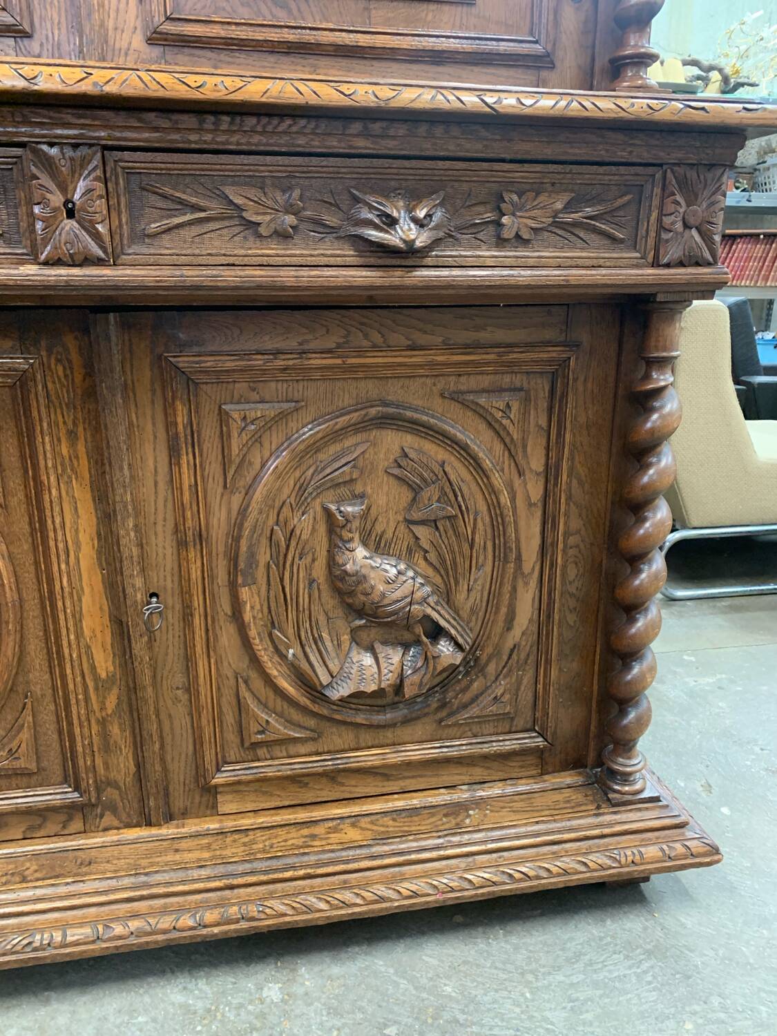 Buffet 2 corps de chasse en bois tourné et sculpté, vers 1900
