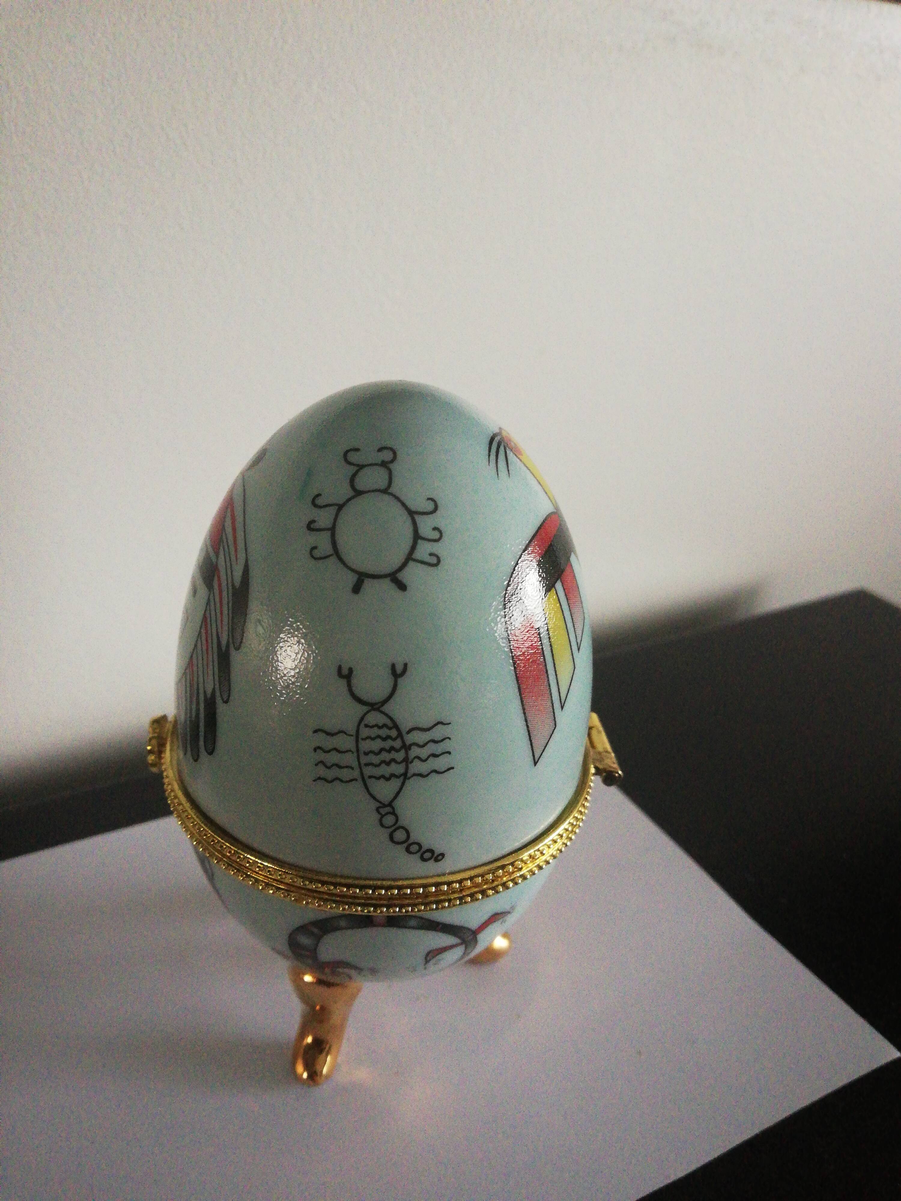 Sky blue porcelain egg box animals