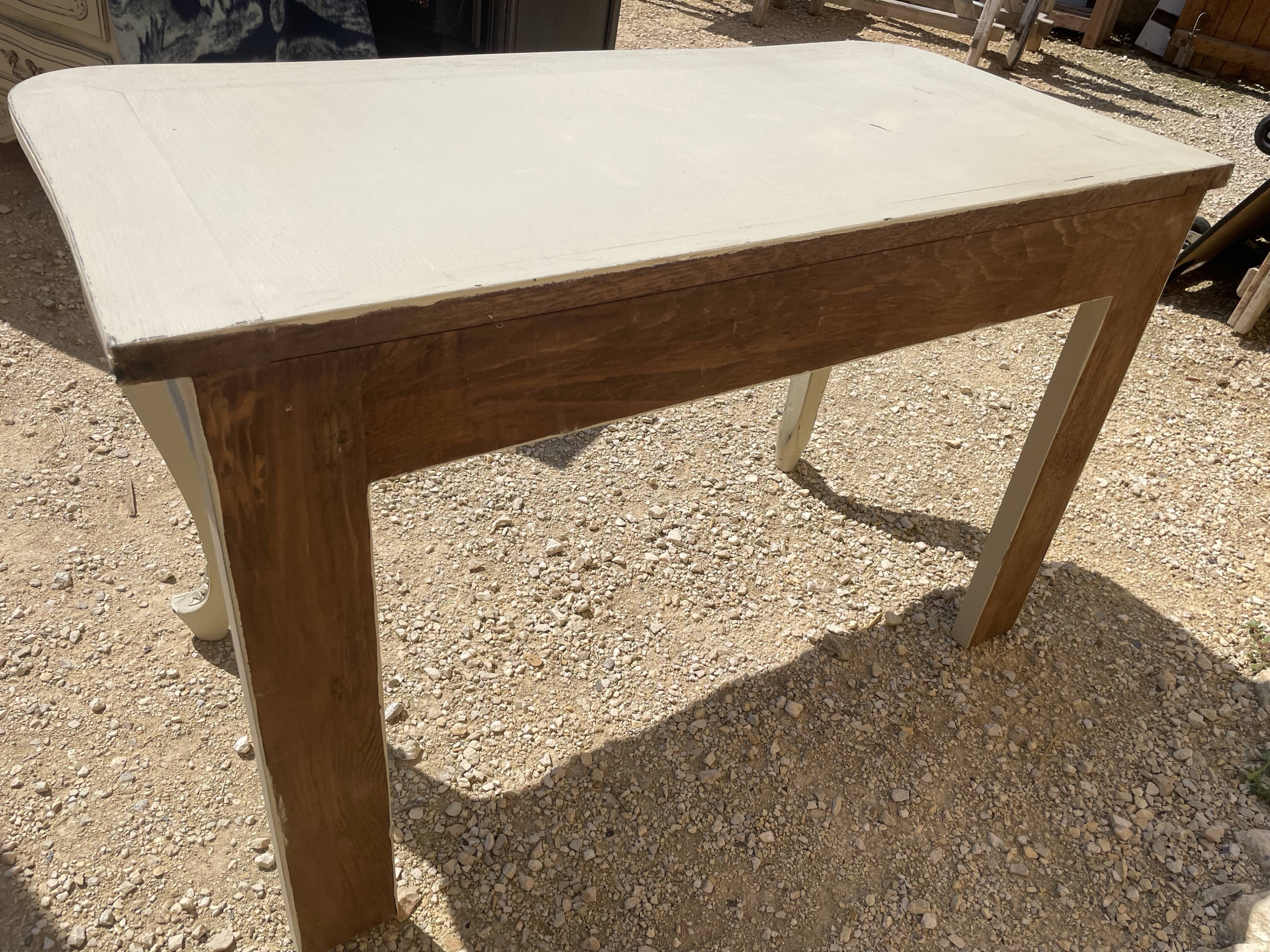 Console de style Louis XV patinée beige et cirée