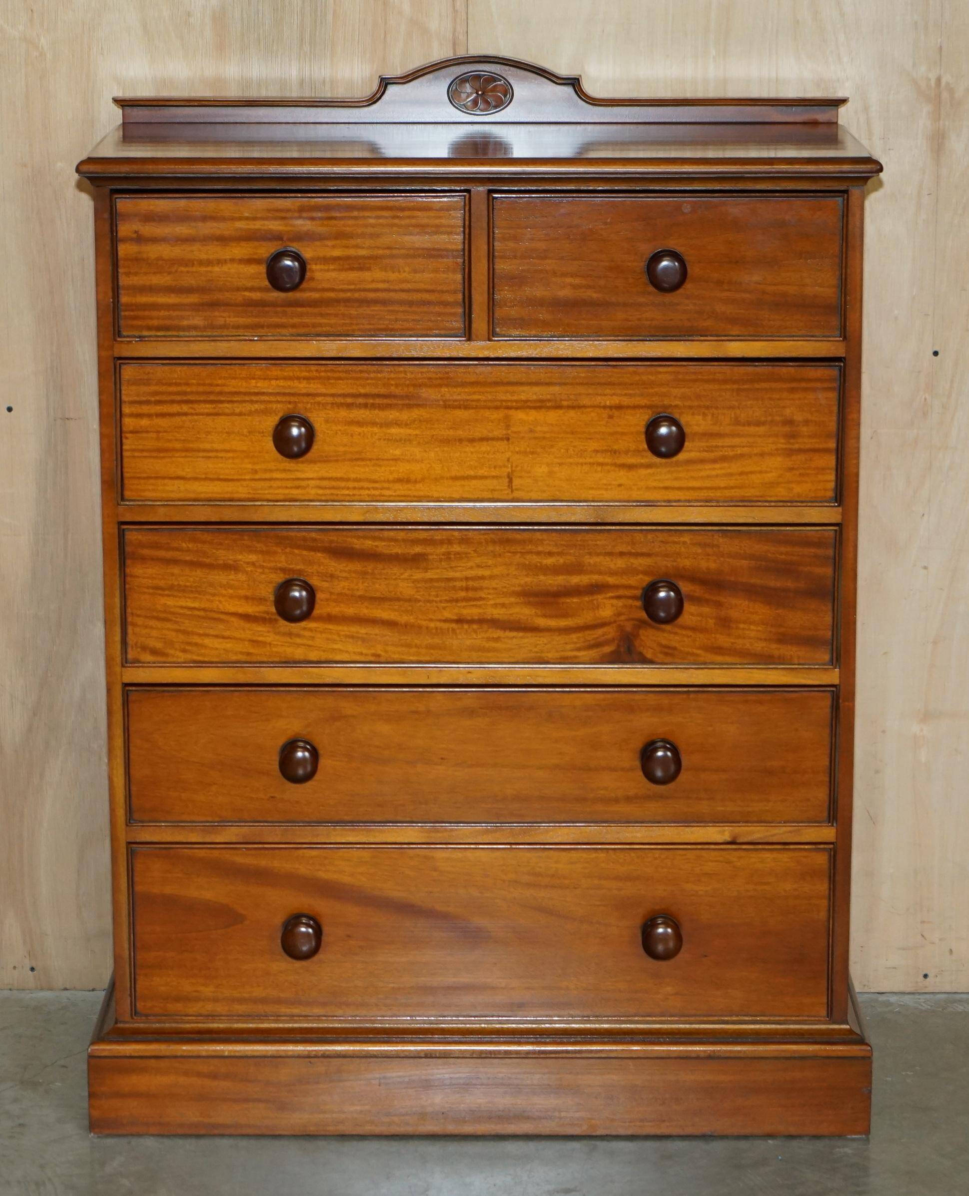 Paire de commodes vintage en acajou flammé