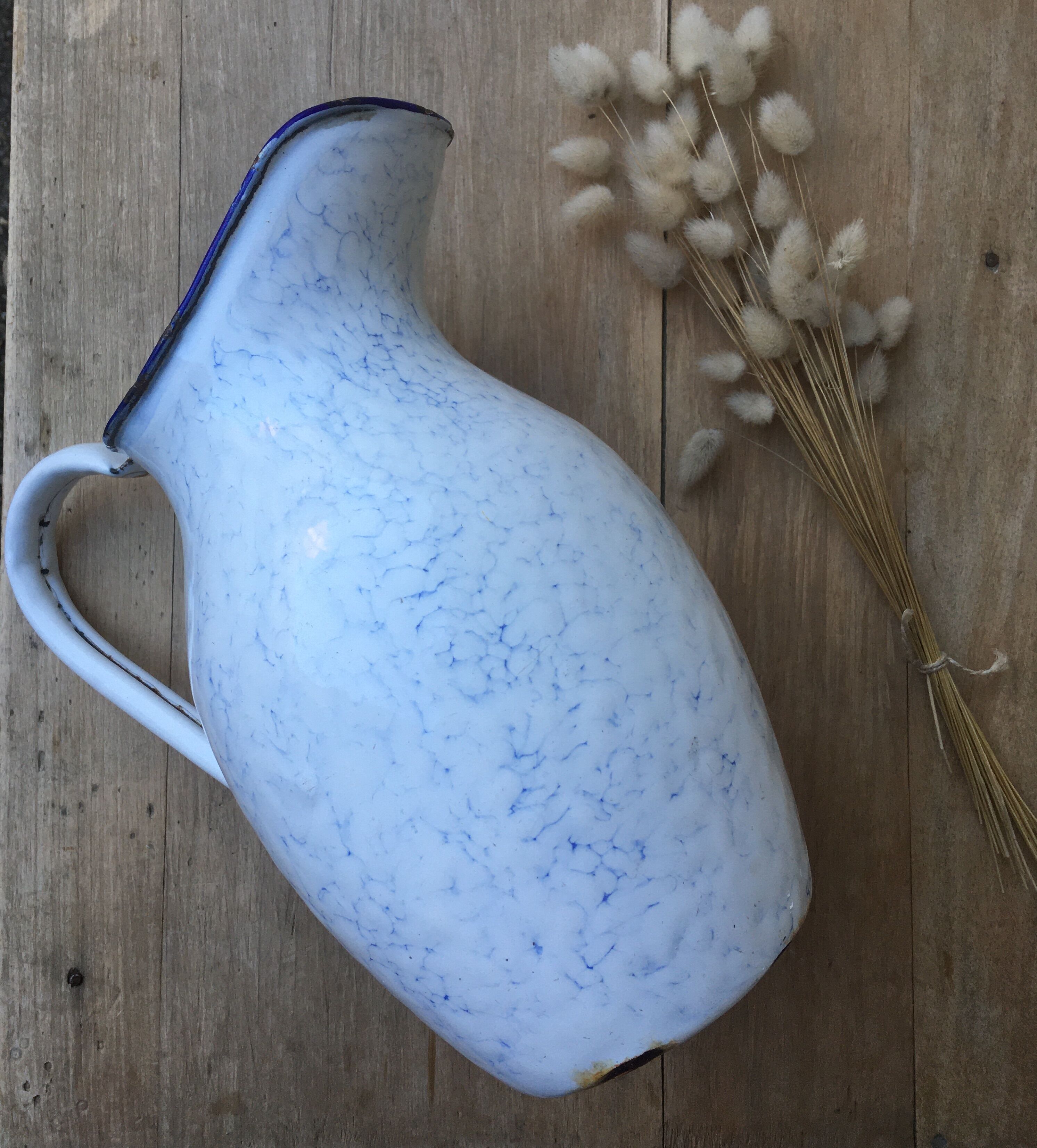 Enamelled sheet metal broc