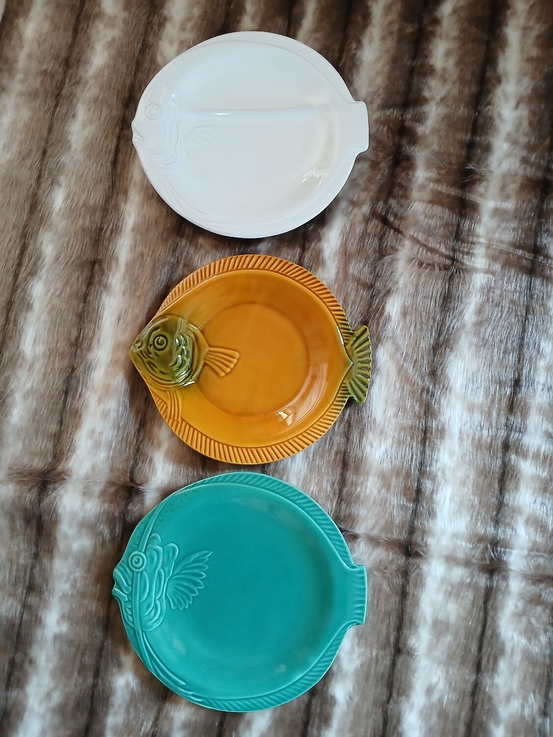 12 flat plates in earthenware/fish