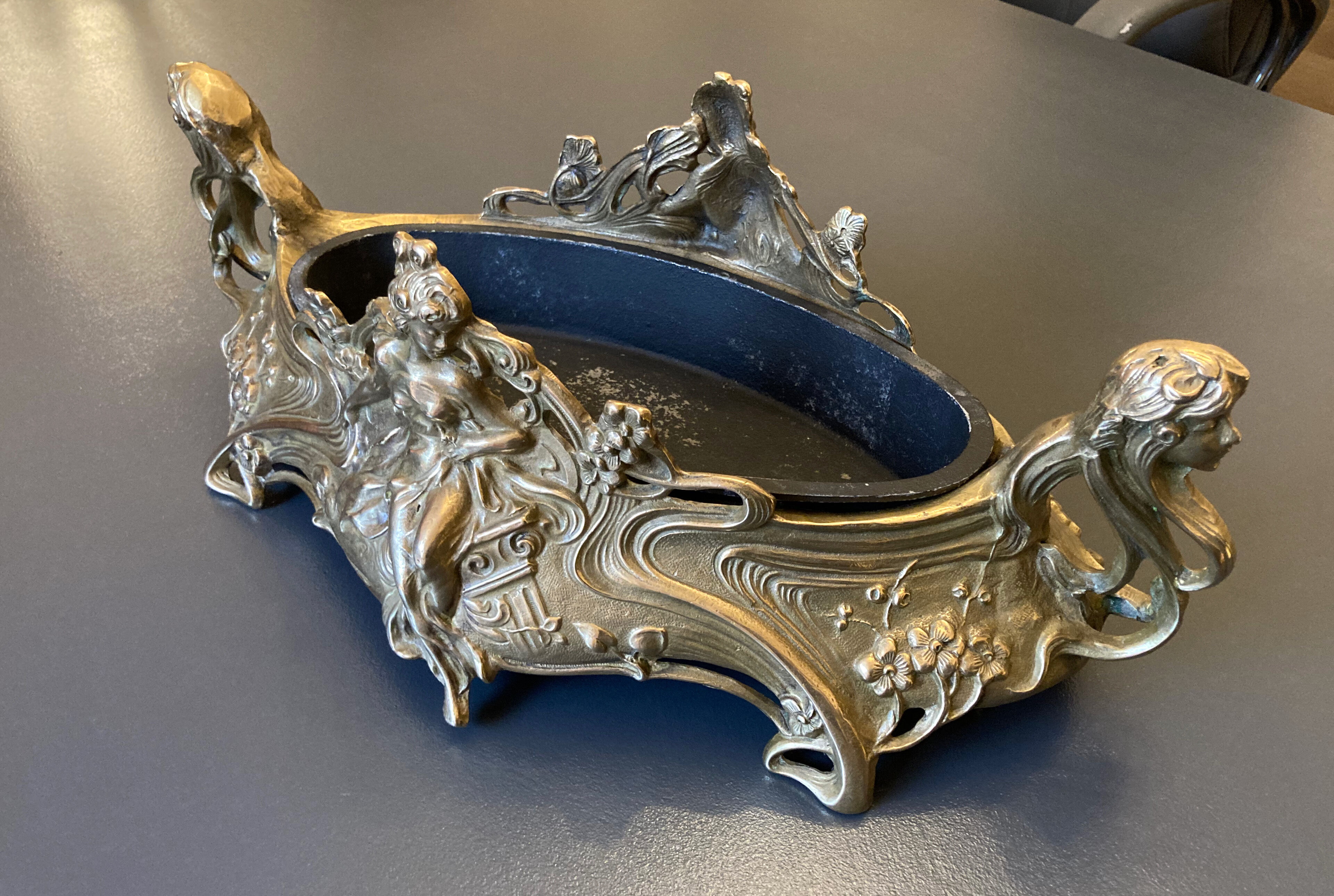 Large planter in gilded bronze Art nouvelles