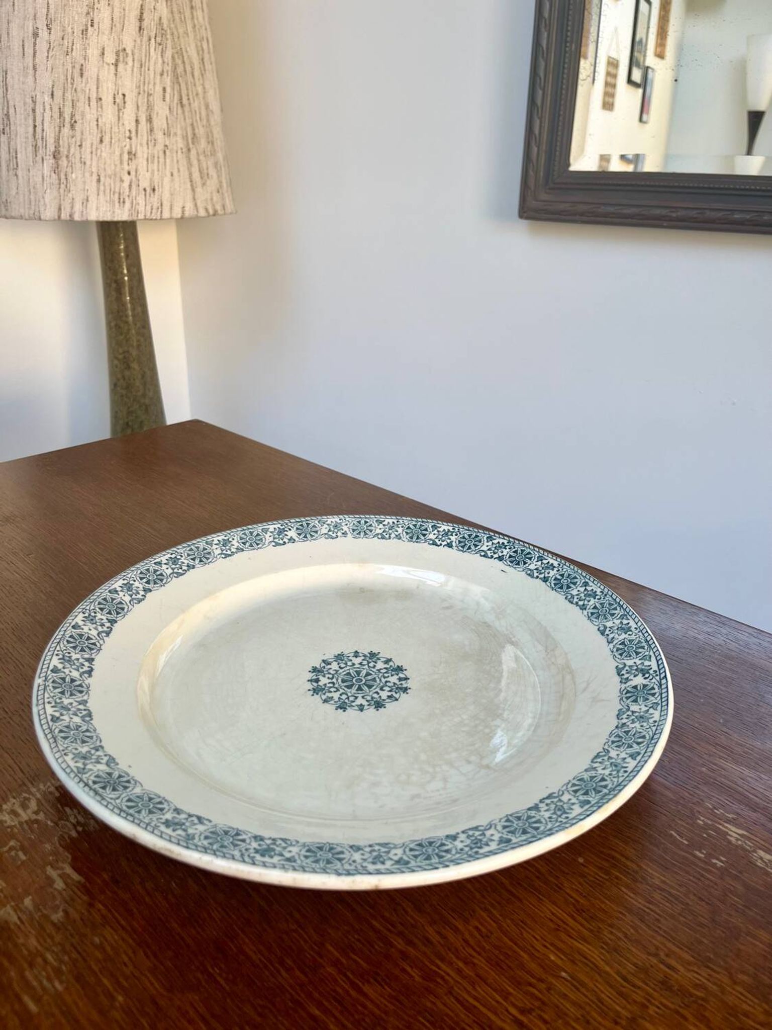 Plat ancien en terre de fer Gien, modèle Arabesque