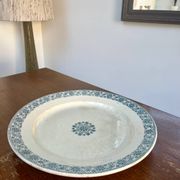 Plat ancien en terre de fer Gien, modèle Arabesque