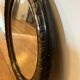 Miroir ovale vintage orné avec cadre en bois sculpté ; bronze/or en patine.