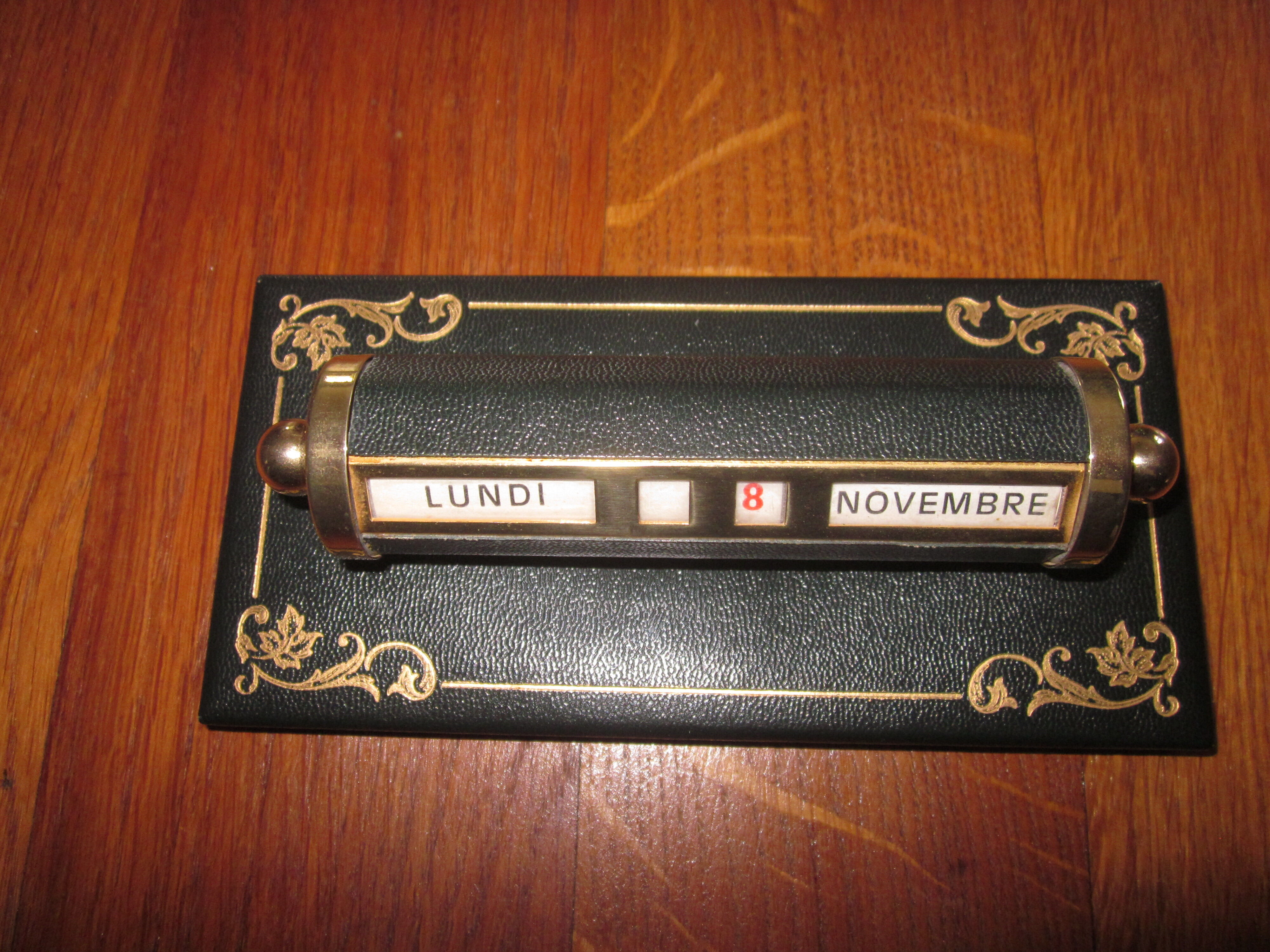 Perpetual desk calendar in green leather The Tanner
