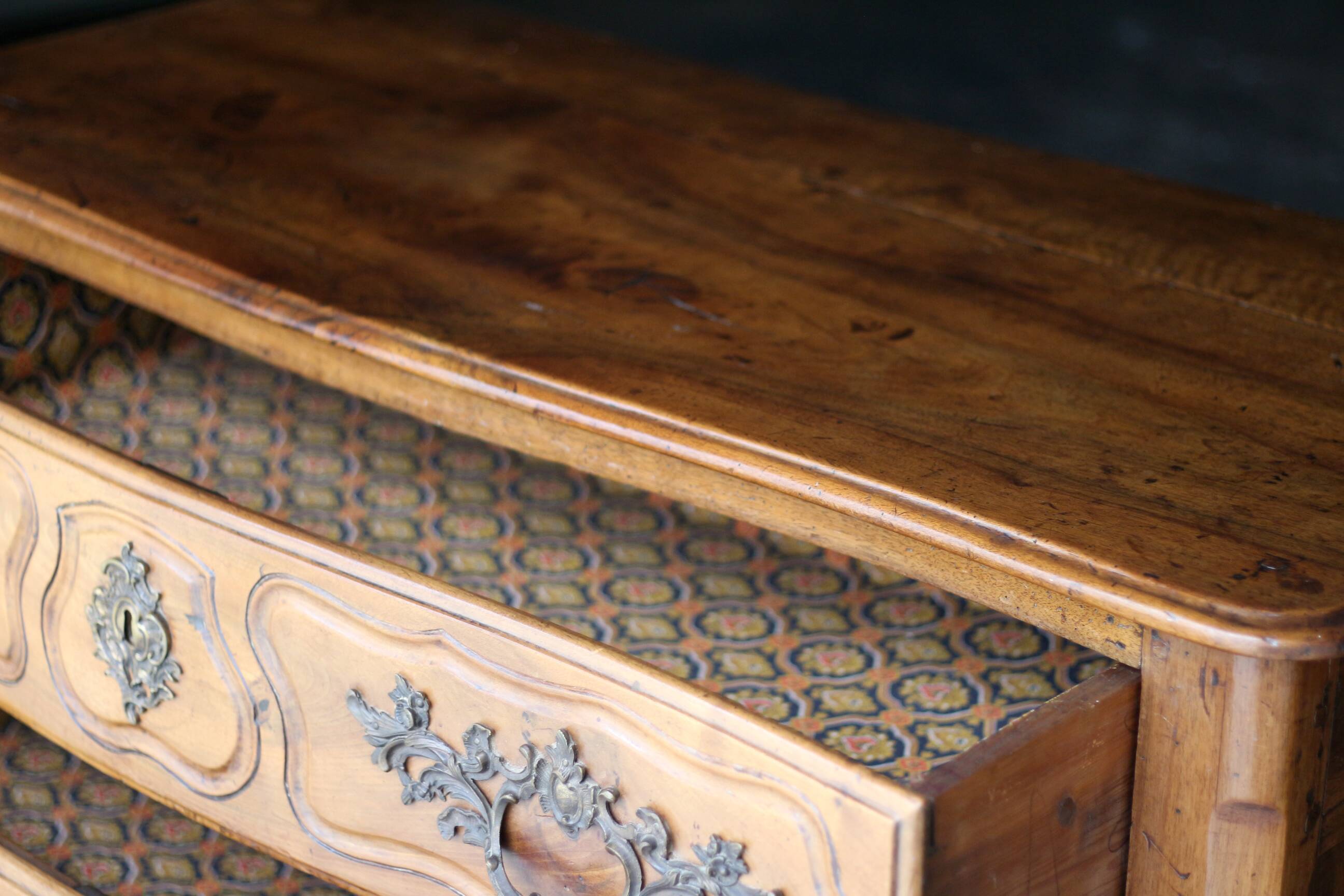 Magnificent 18th-century chest of drawers in solid walnut.