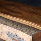 Magnificent 18th-century chest of drawers in solid walnut.