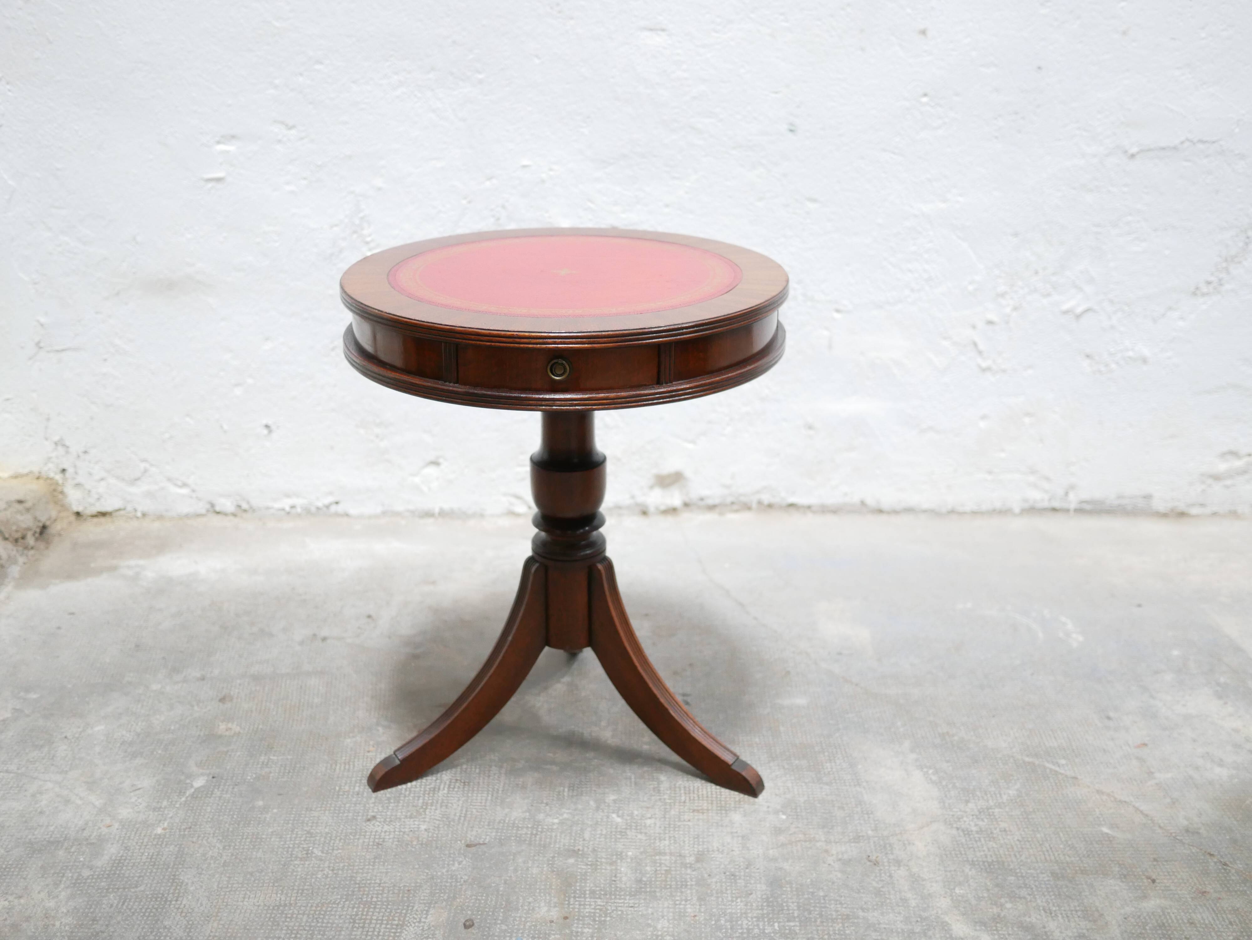 Vintage English pedestal table in wood and leather