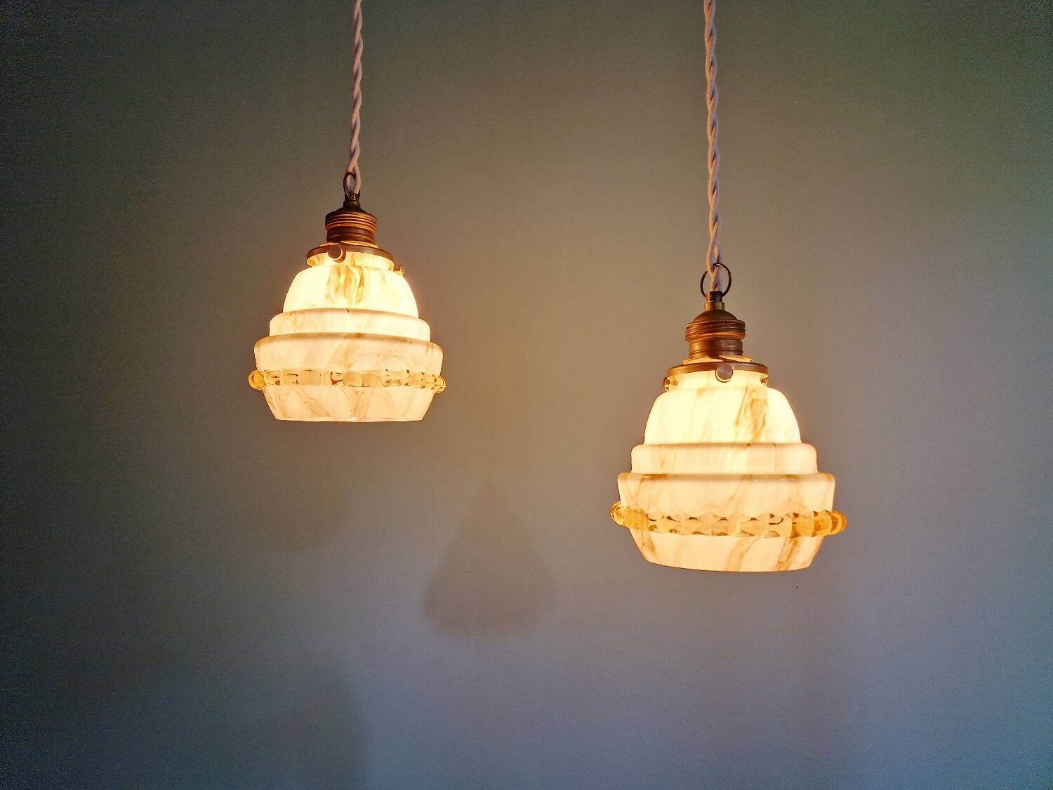 Duo de suspensions Art Déco en opaline et ouraline, 1920-30