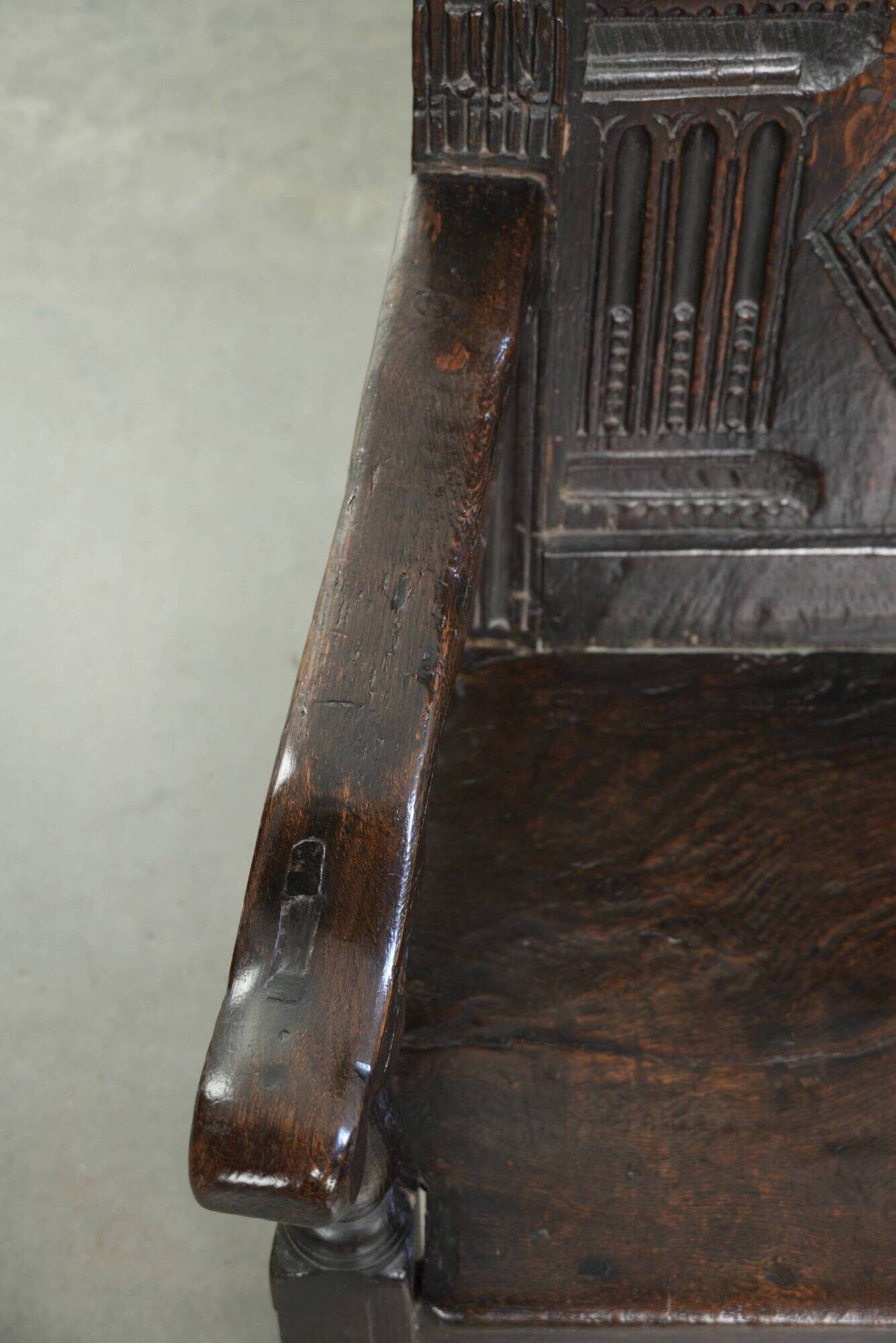 Antique English oak chair / wainscot chair from the 17th century
