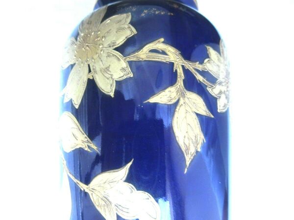Vase porcelaine de Limoges bleu de four émaillé Or Eglantines, signé Boisnard