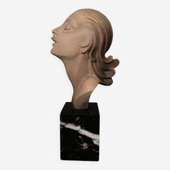 Profil de femme 1930 en terre cuite sur socle en marbre noir XXe