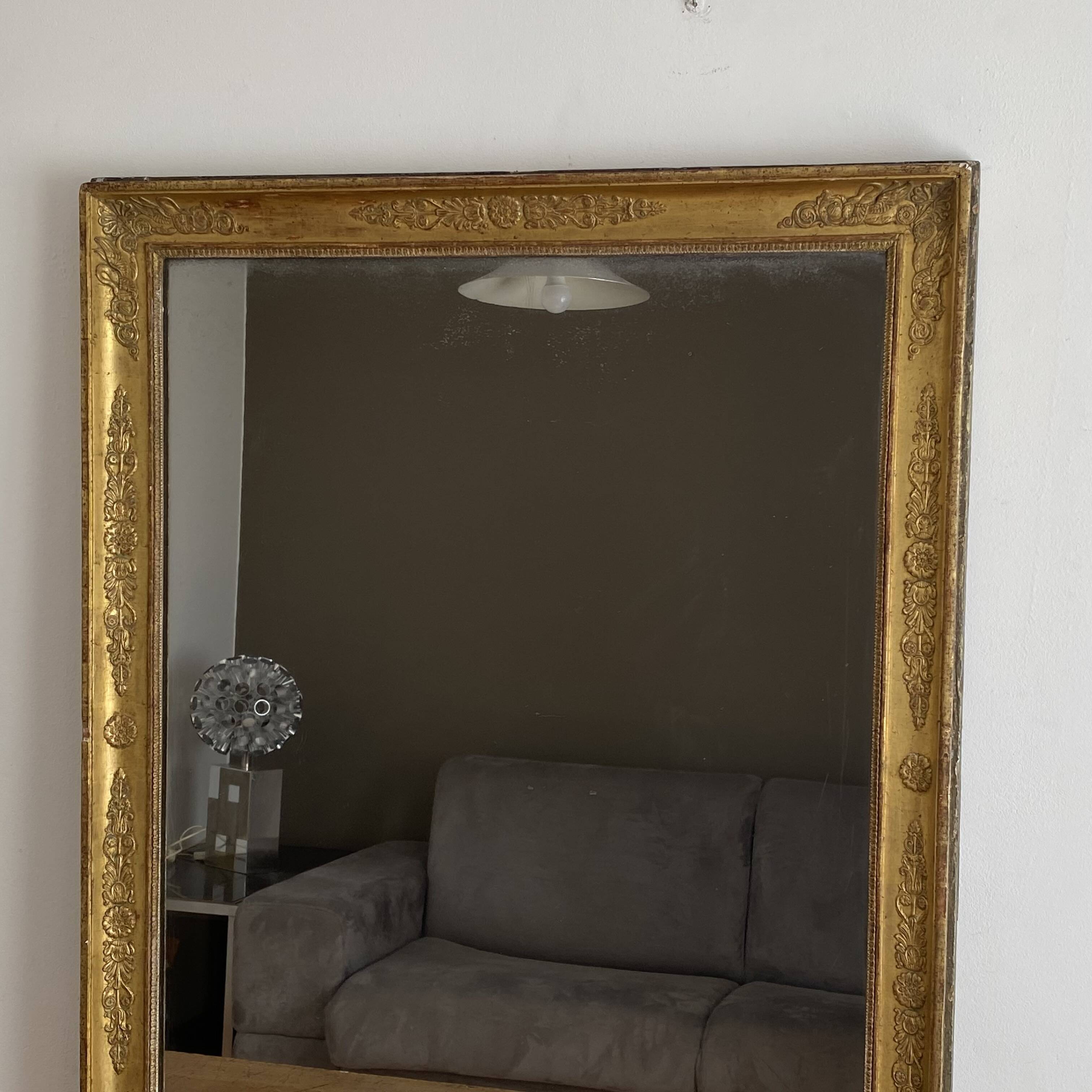 Golden mirror from the late 19th century with decoration. 100x80.