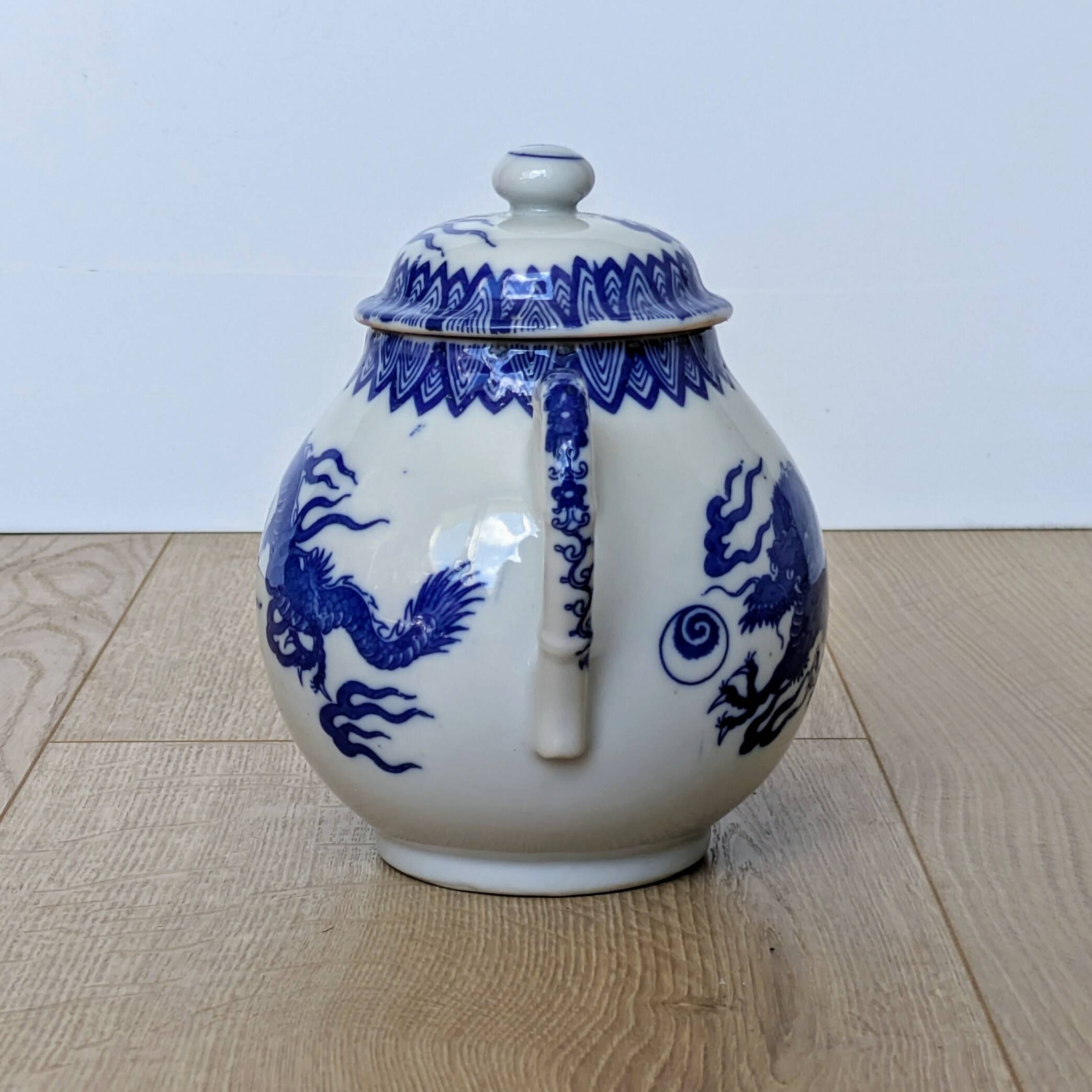 Porcelain sugar bowl with cobalt blue five-clawed dragon decor - Japan