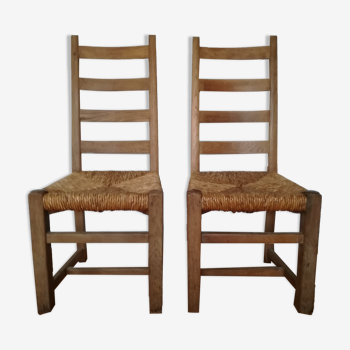 A pair of chairs