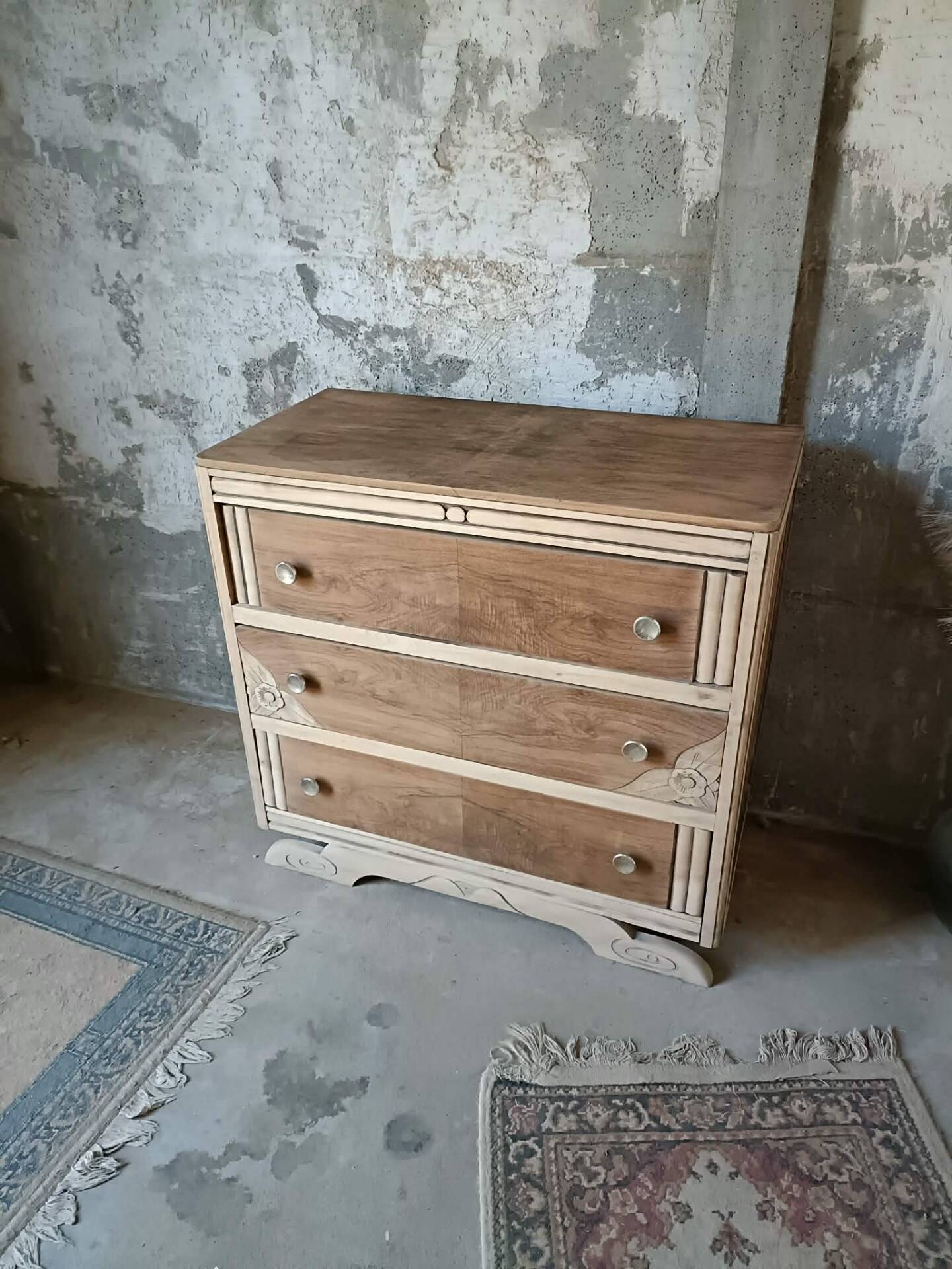 Wooden chest of drawers