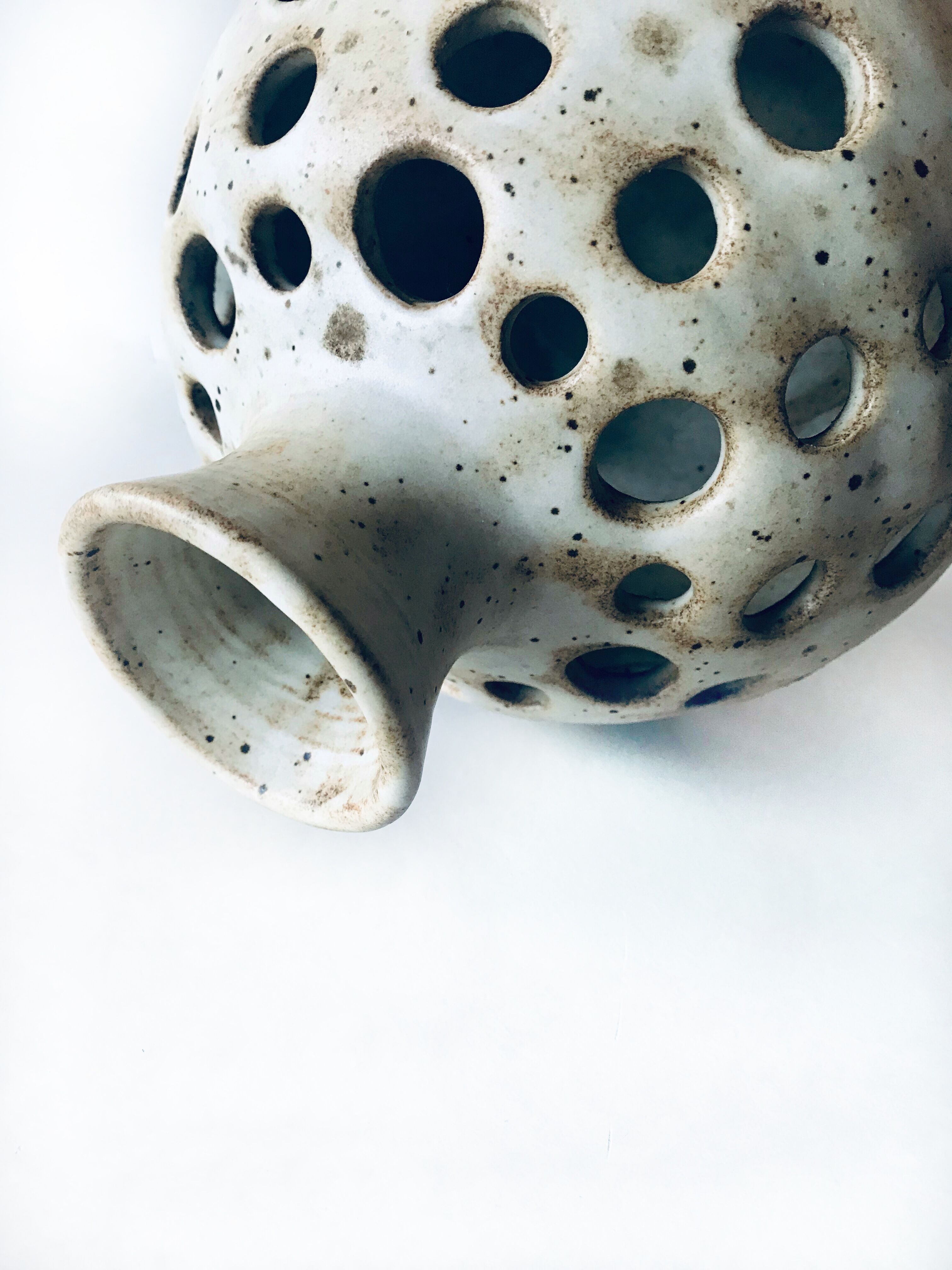 Ceramic vase pique flowers