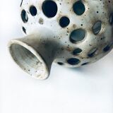 Ceramic vase pique flowers