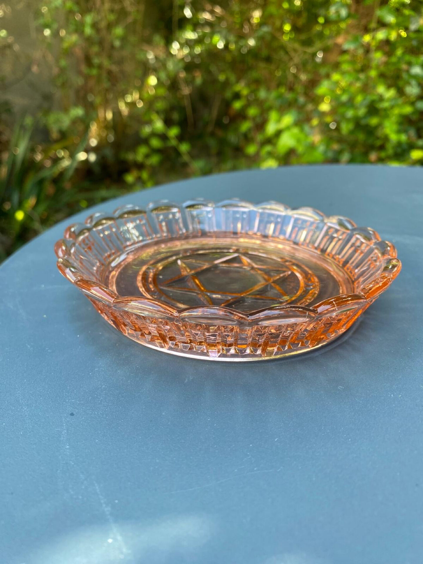 Coupe Mid-Century en verre pressé rose à décor Étoile de David