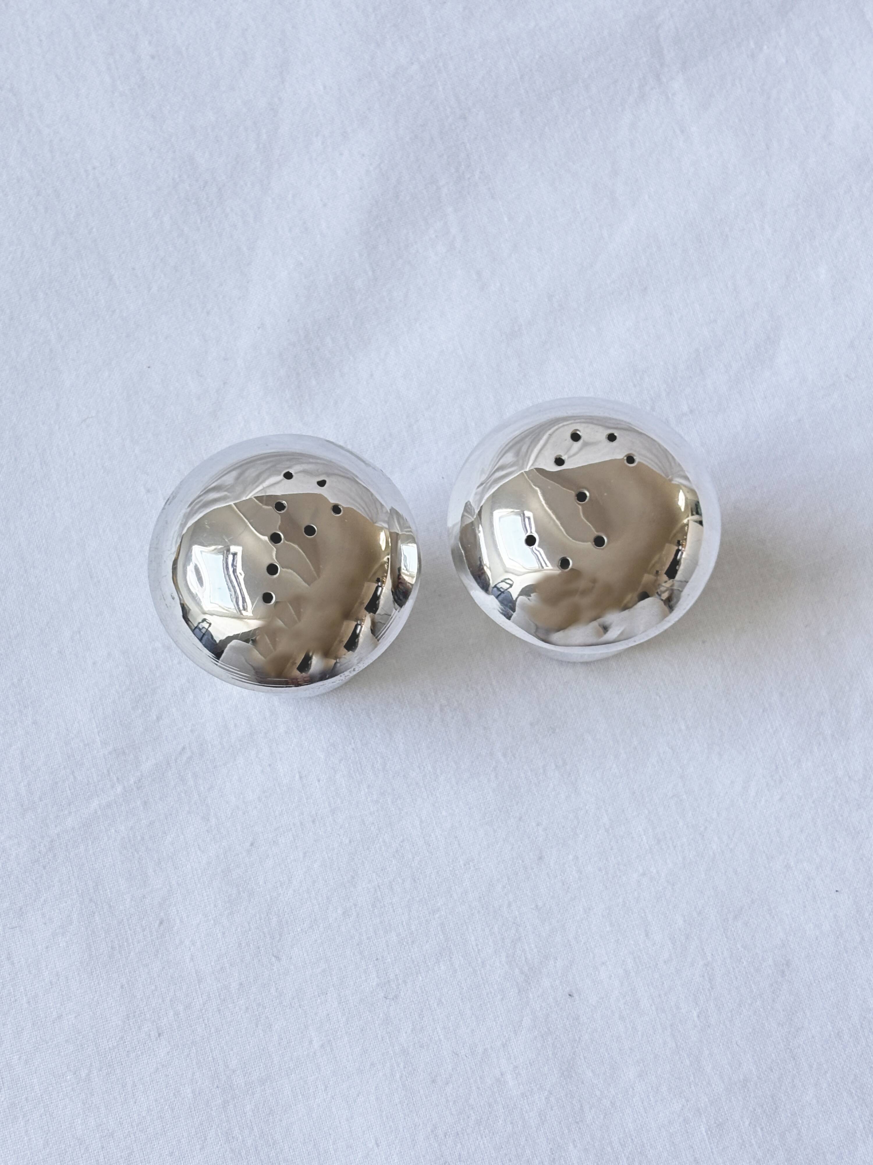 Paire de salière et poivrier en argent 800 en forme de champignon