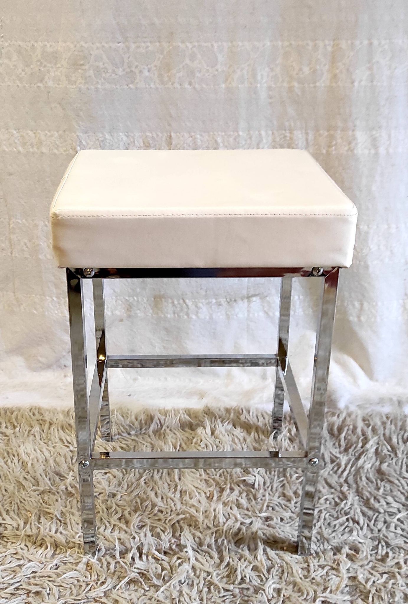 Tabouret design en métal chromé et similicuir blanc - mid. XXème