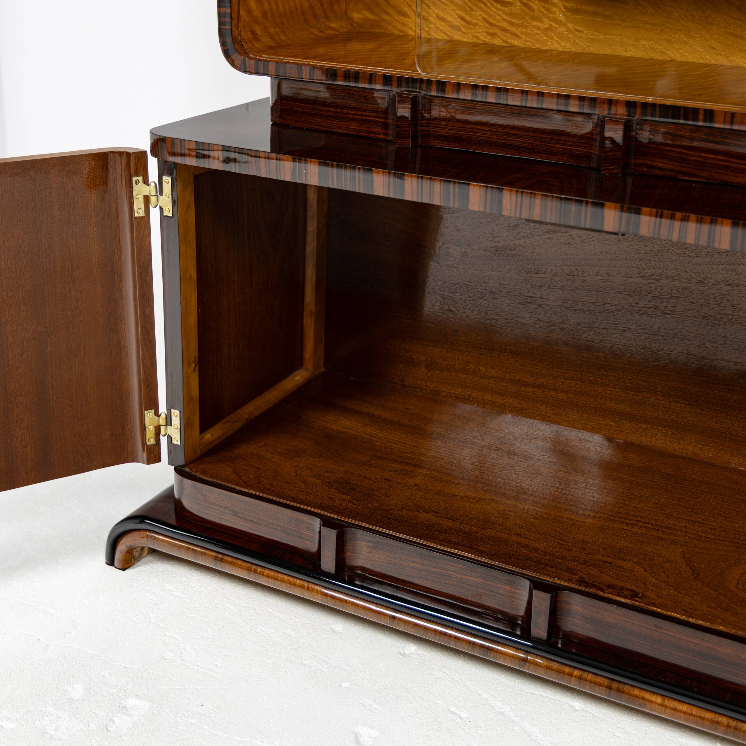 Buffet vitré asymétrique Art Déco en noyer et palissandre - 1925-1939