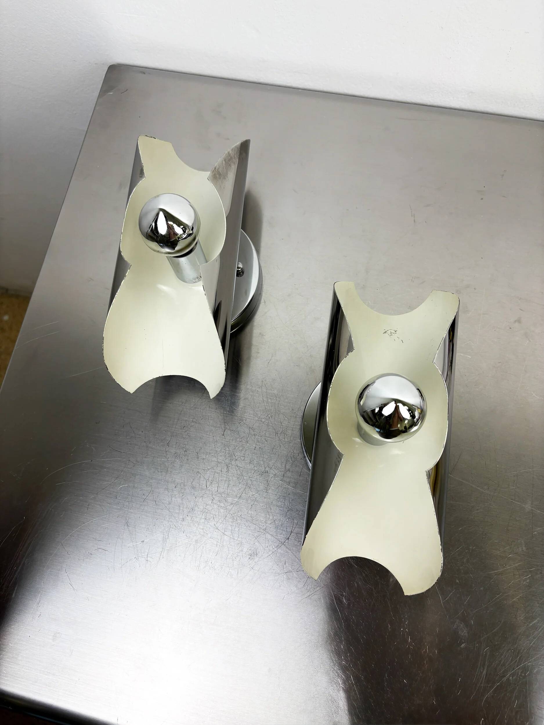 Pair of "folio" wall lights, space age, chromed metal, Italy, circa 1970s
