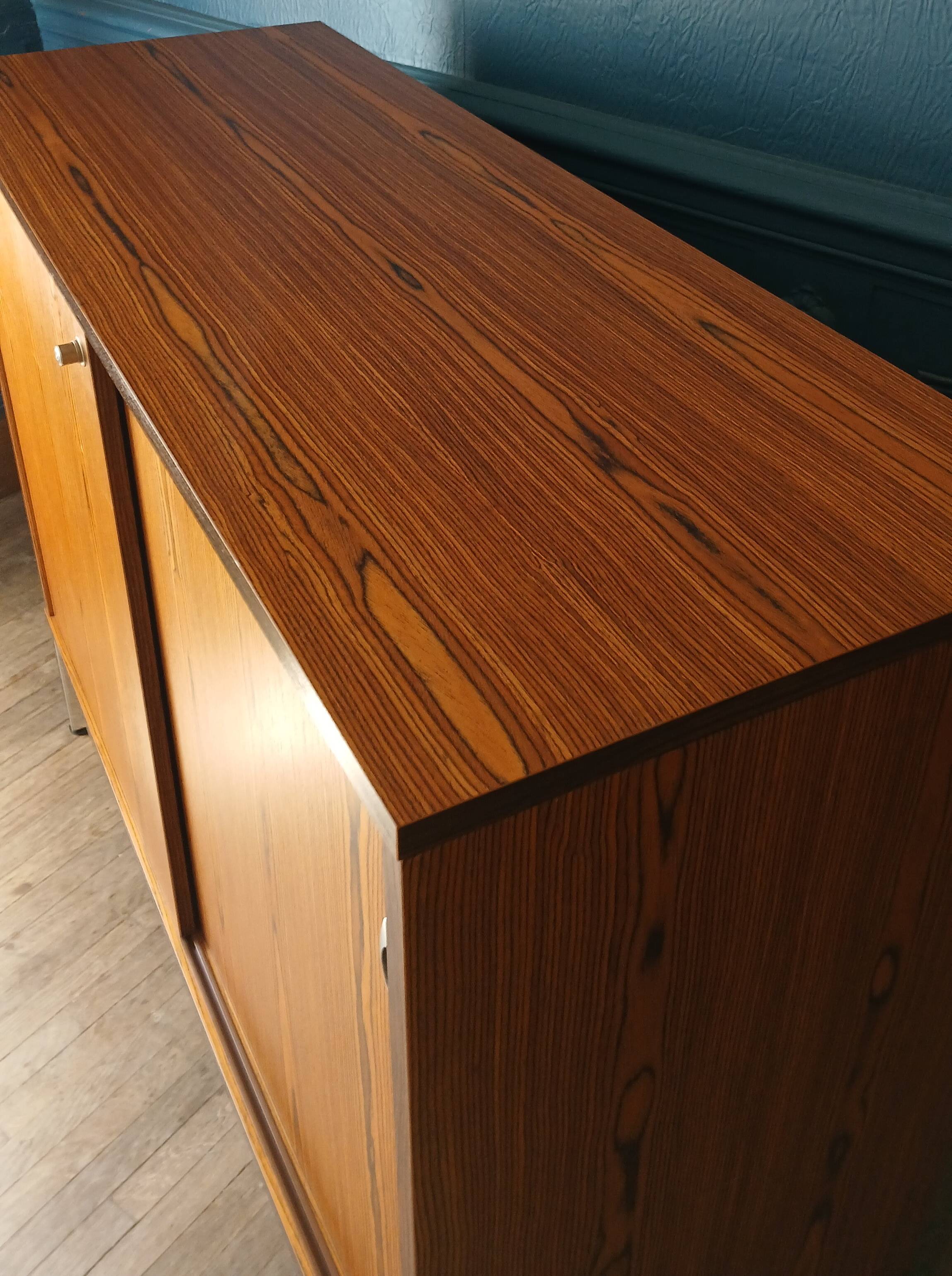 2-door sliding furniture in the style of F. Knoll, veneered teak.