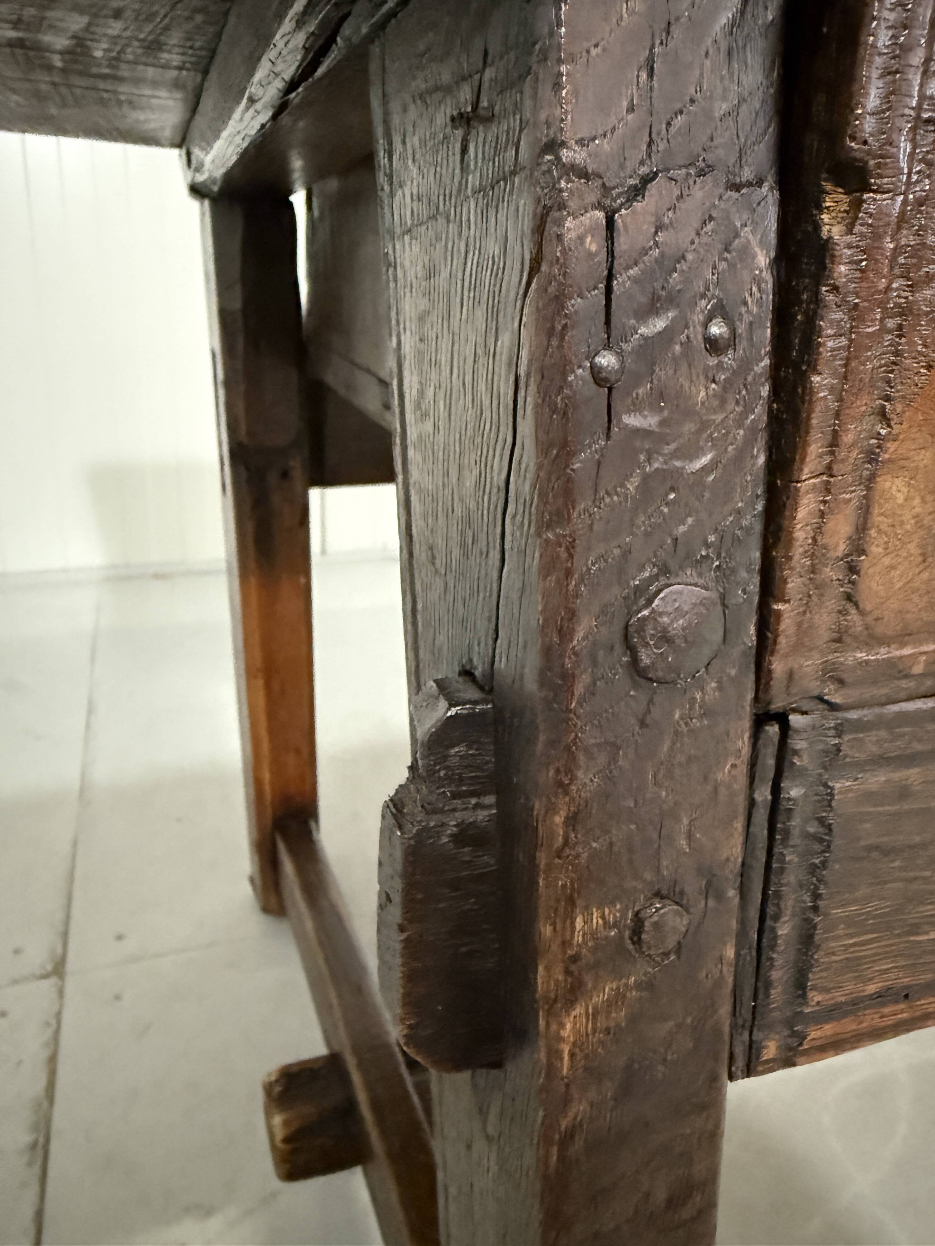 Table basse espagnole antique brutaliste