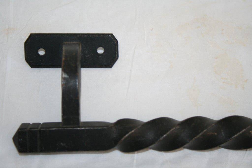 TORSADE iron offset marshal's baton door handle