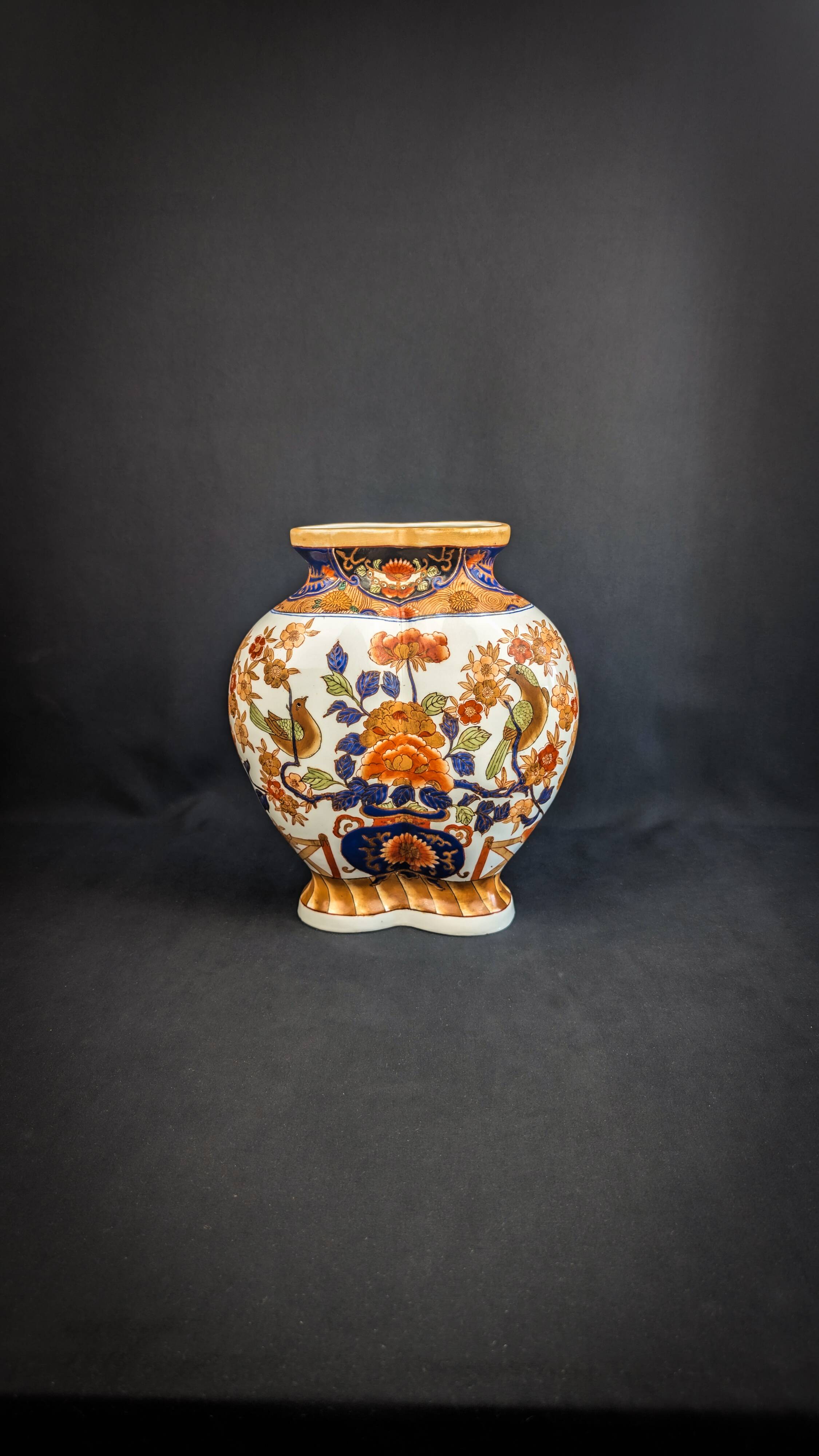 Chinese polychrome porcelain vase, Imari style, polybious shape, 20th century