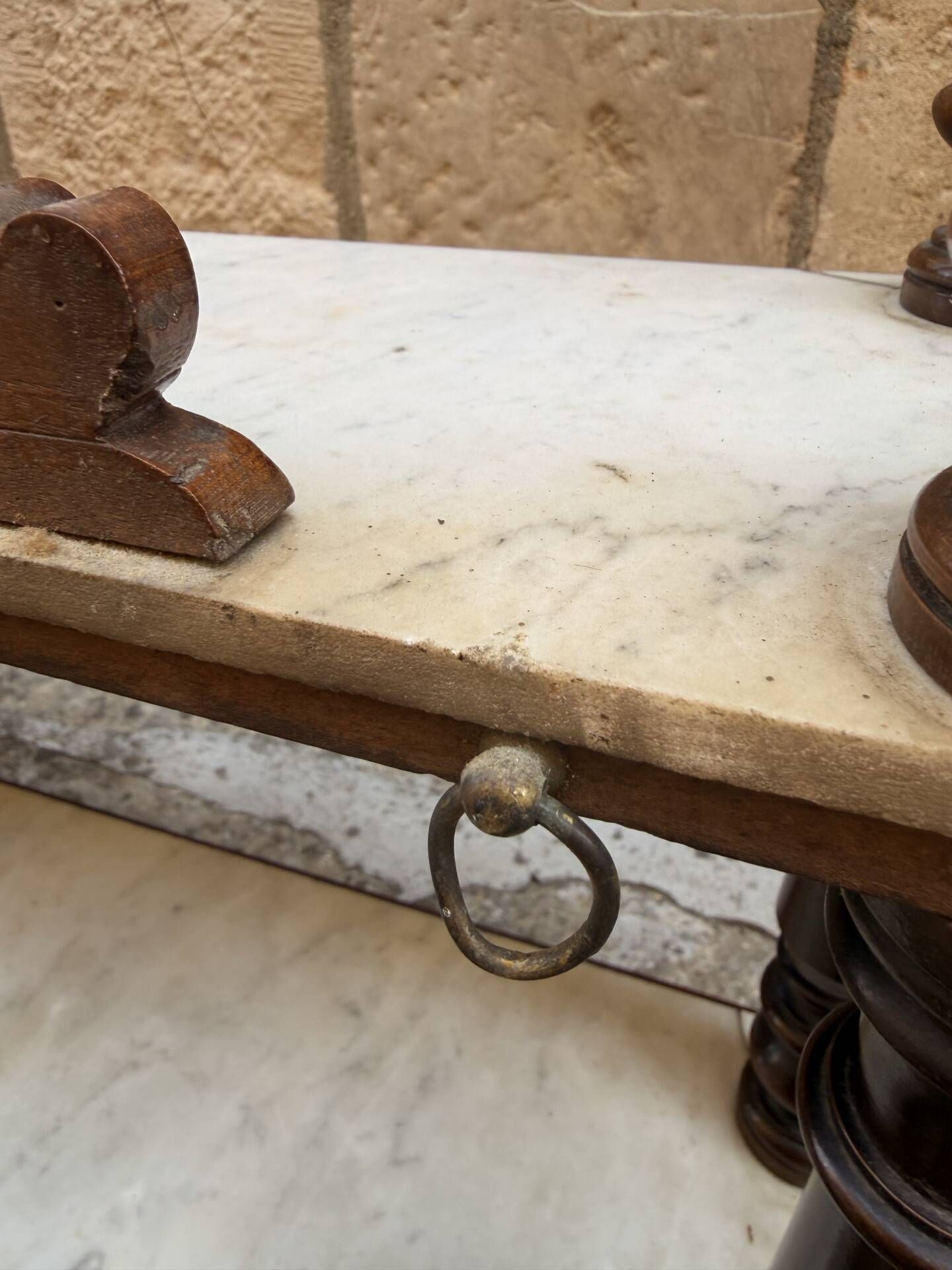 Petite étagère murale/console d’appoint Napoléon III — noyer sculpté e