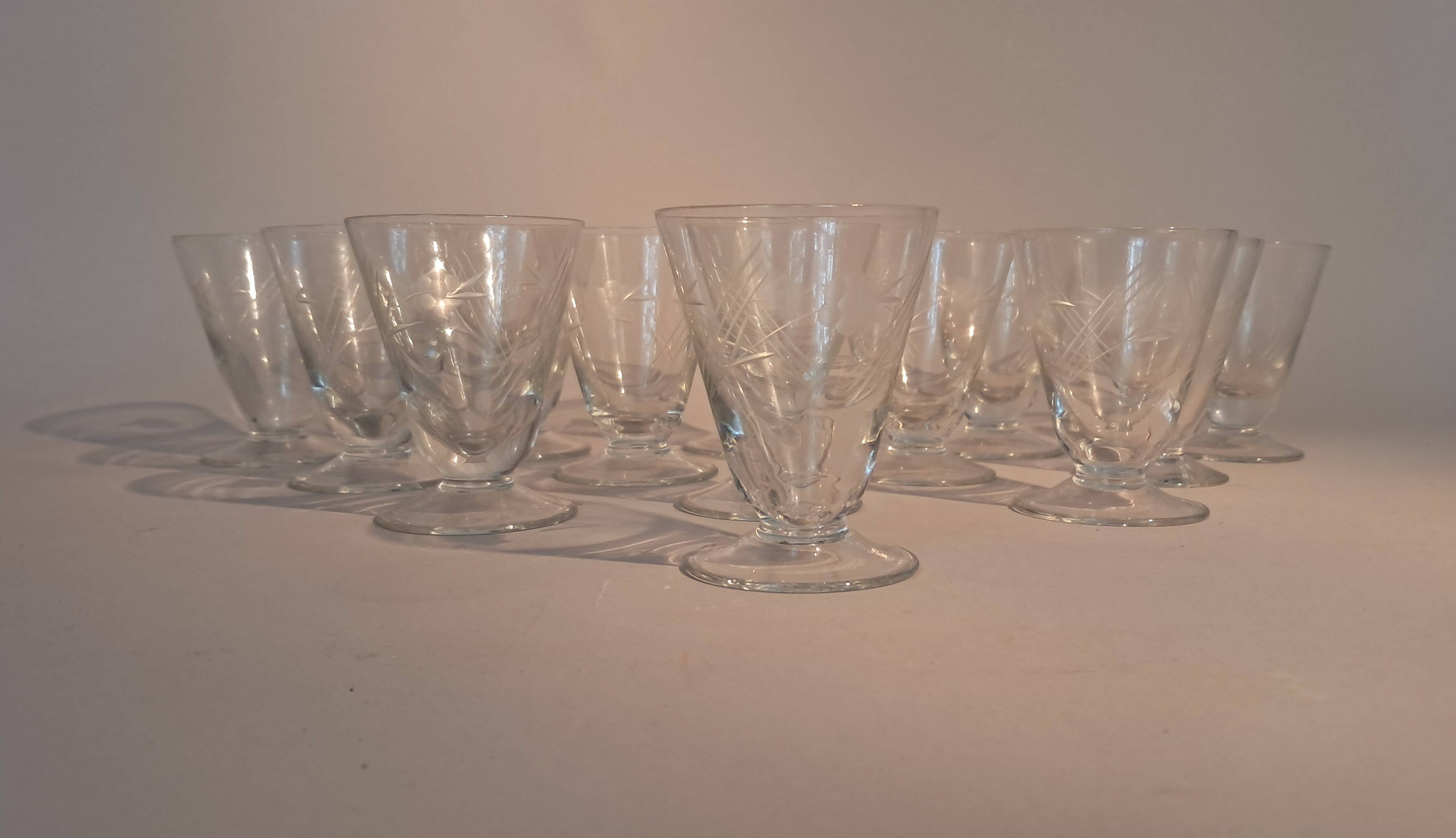 Set of 13 engraved glasses decorated with reeds and flowers, 1960.