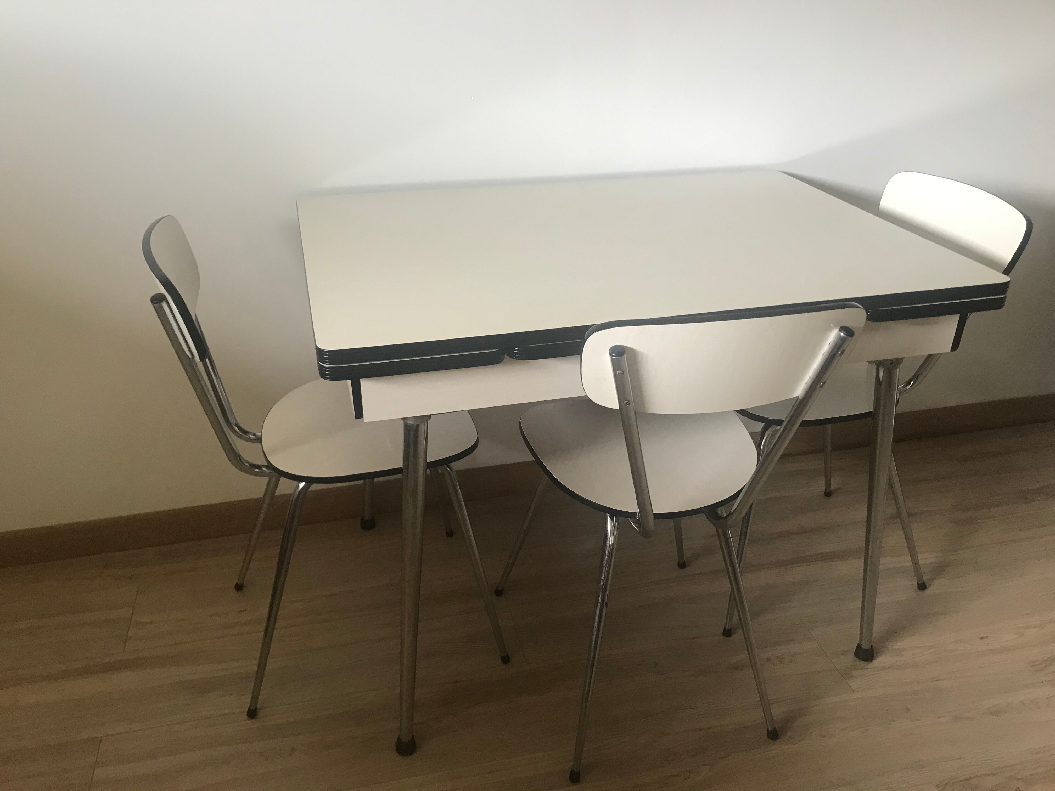 Table and its 3 Formica chairs