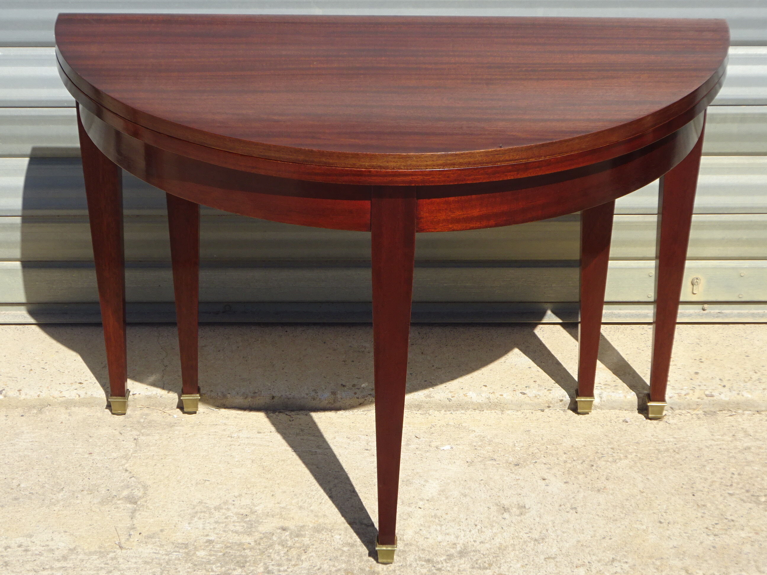 Half-moon console table, extendable in Empire style.