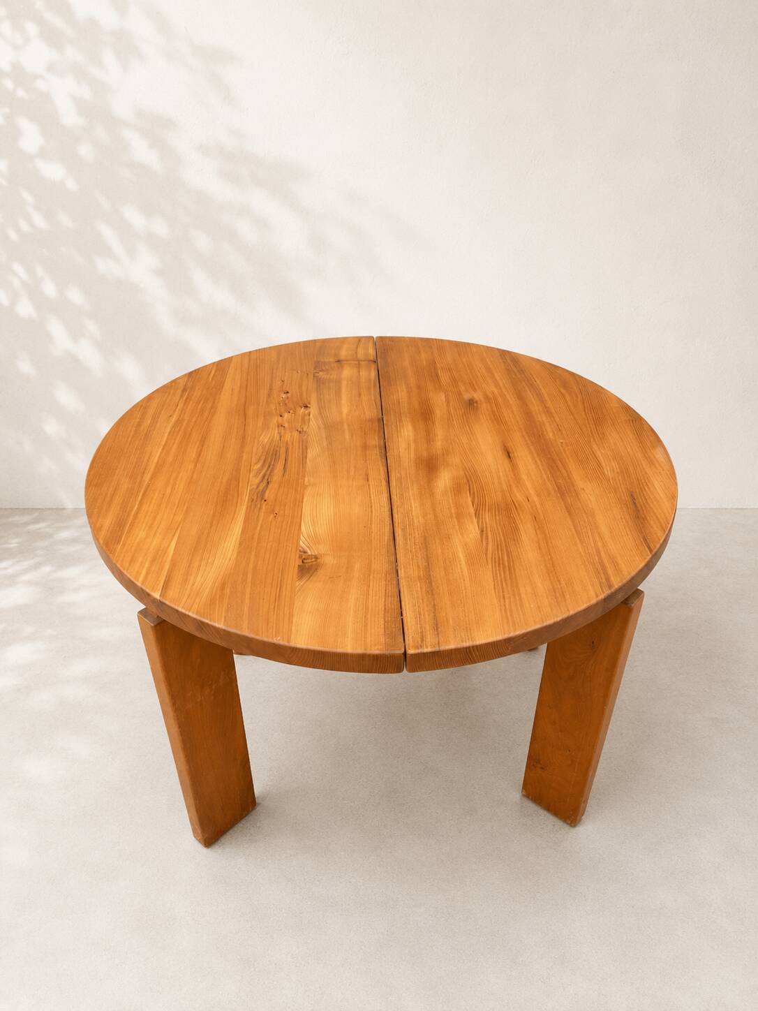 Large extendable table from Maison Regain in solid elm.