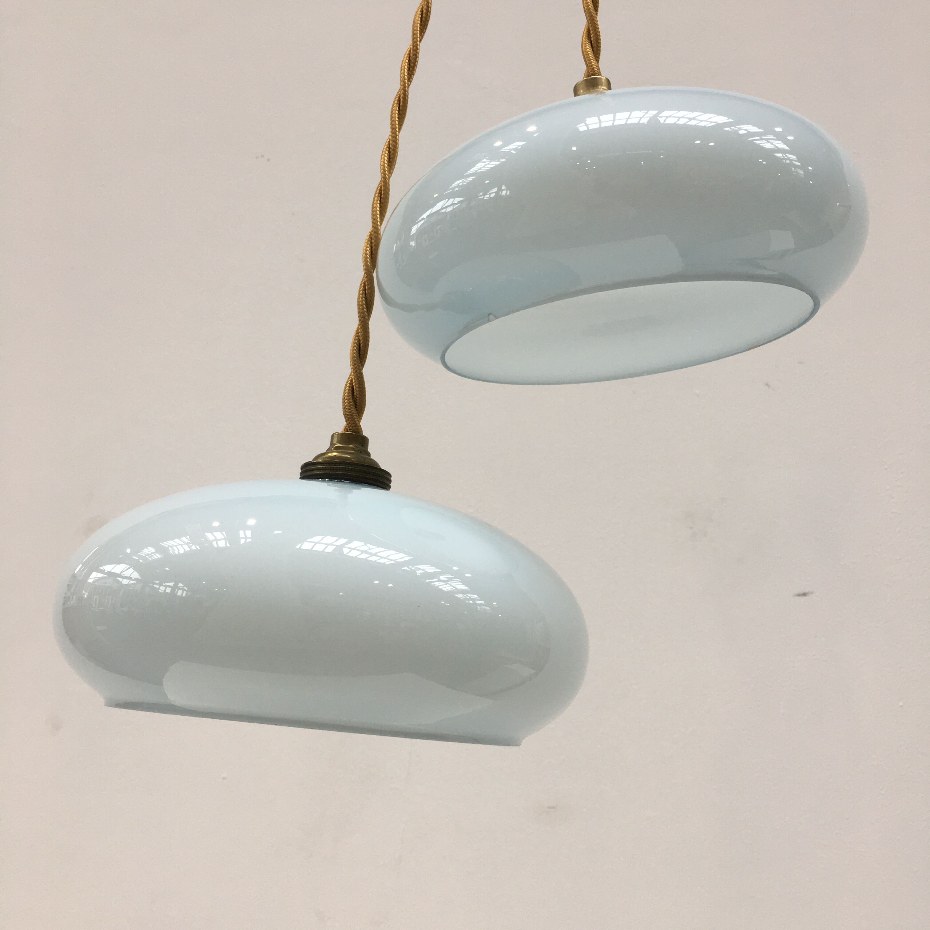 Paire de suspensions vintage en opaline bleu pale