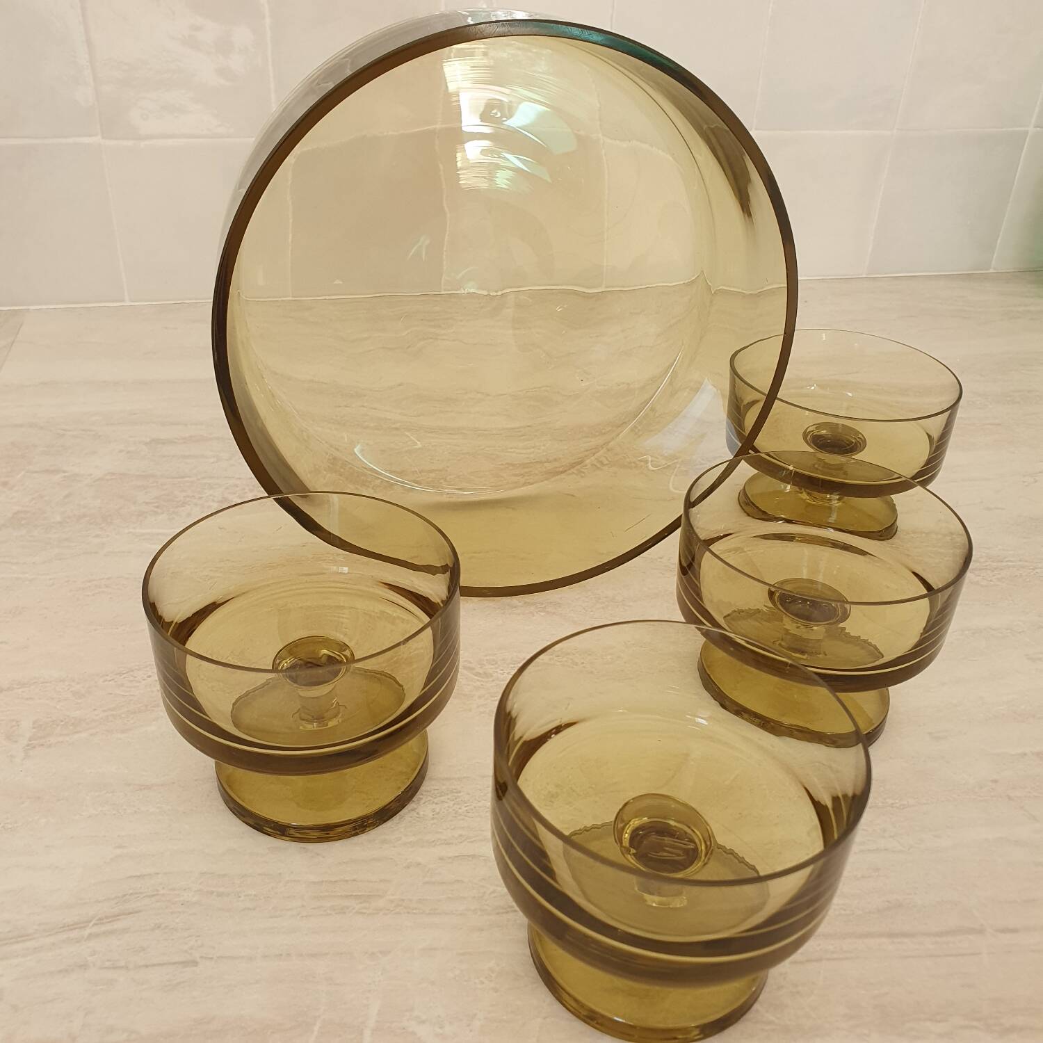 Salad bowl and its 4 fruit bowls in green glass