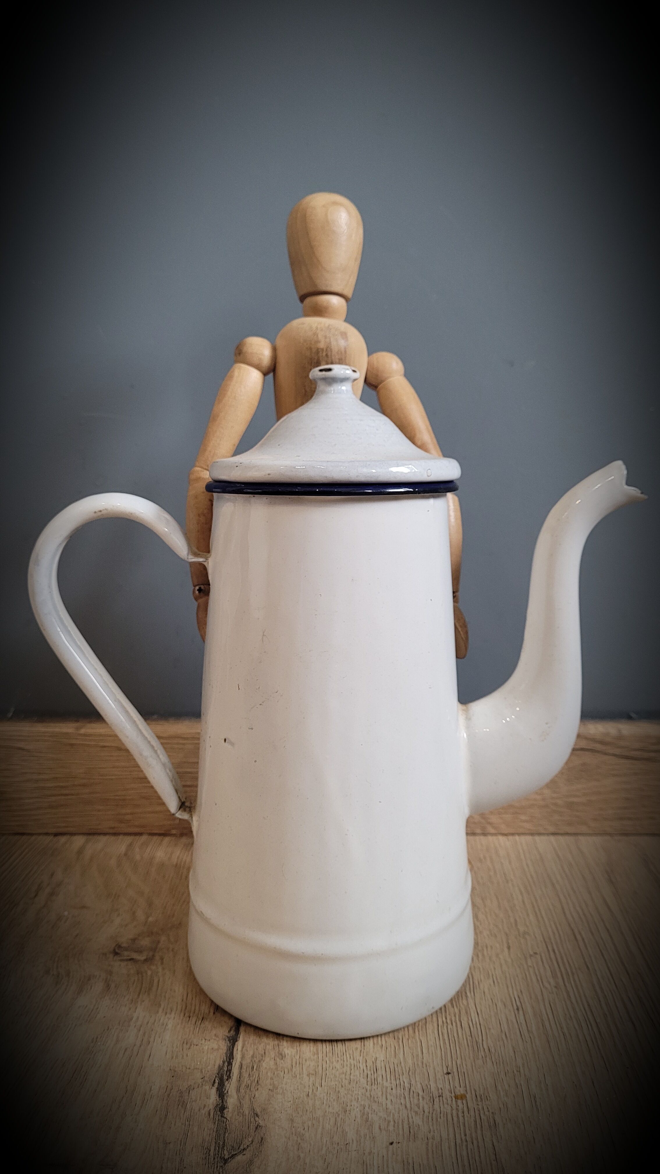 White enamelled coffee maker