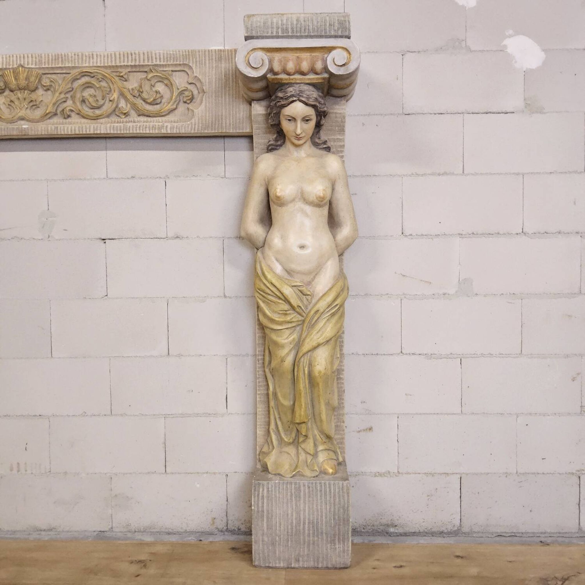 Cheminée en plâtre néoclassique avec des caryatides (femmes nues)